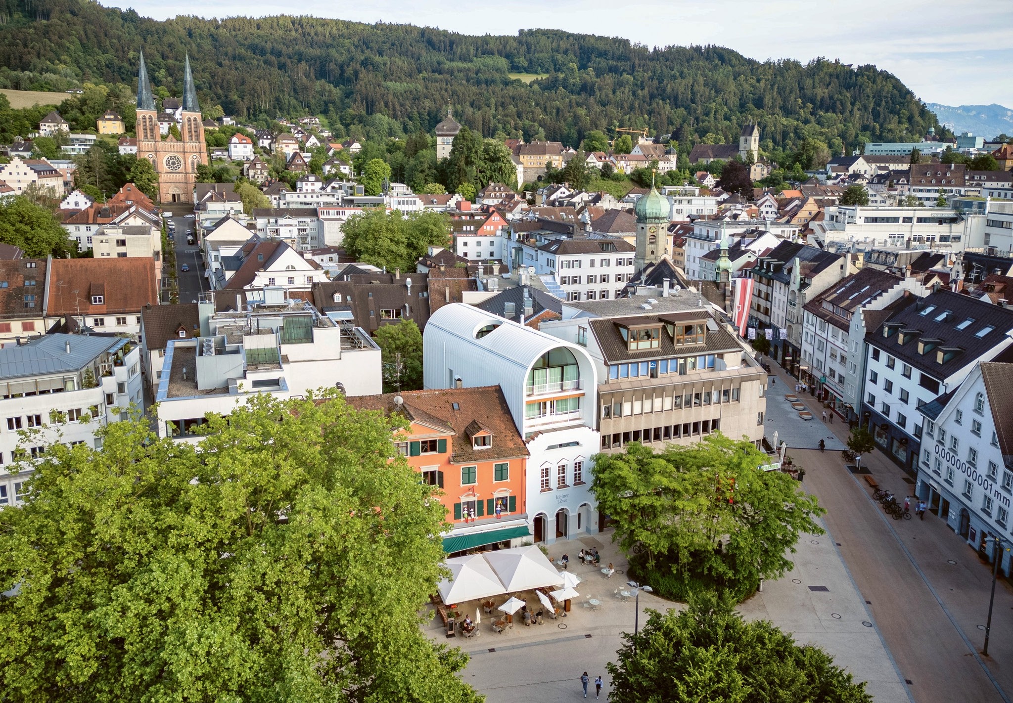 Vom Fenster des Vorarlberger Museums aus betrachtet: das Hotel Kleiner Löwe in Bregenz