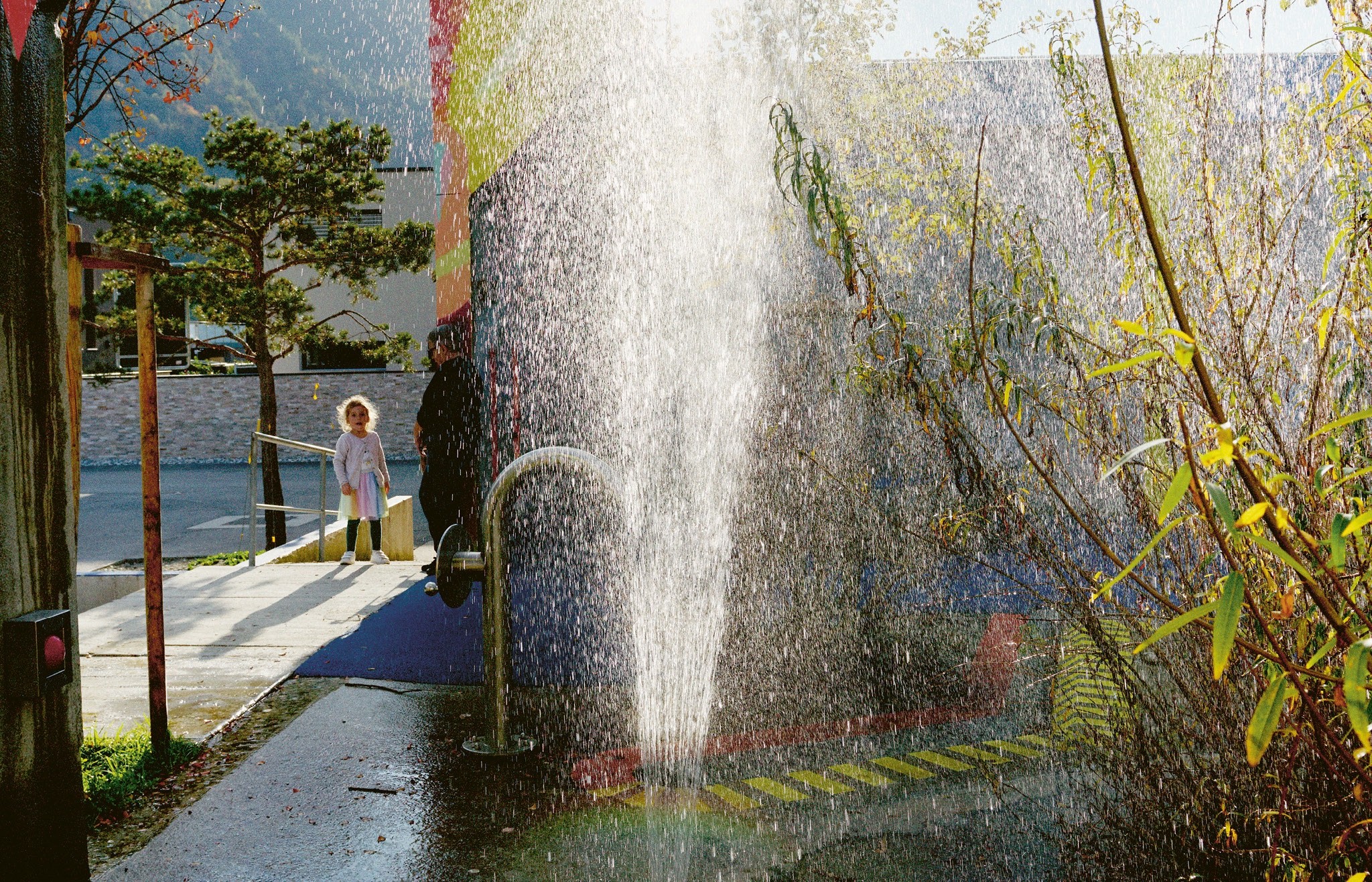 In Aproz sprudelt nicht nur Mineralwasser, sondern auch das Wasser aus den Düsen im Spielplatzbeton.