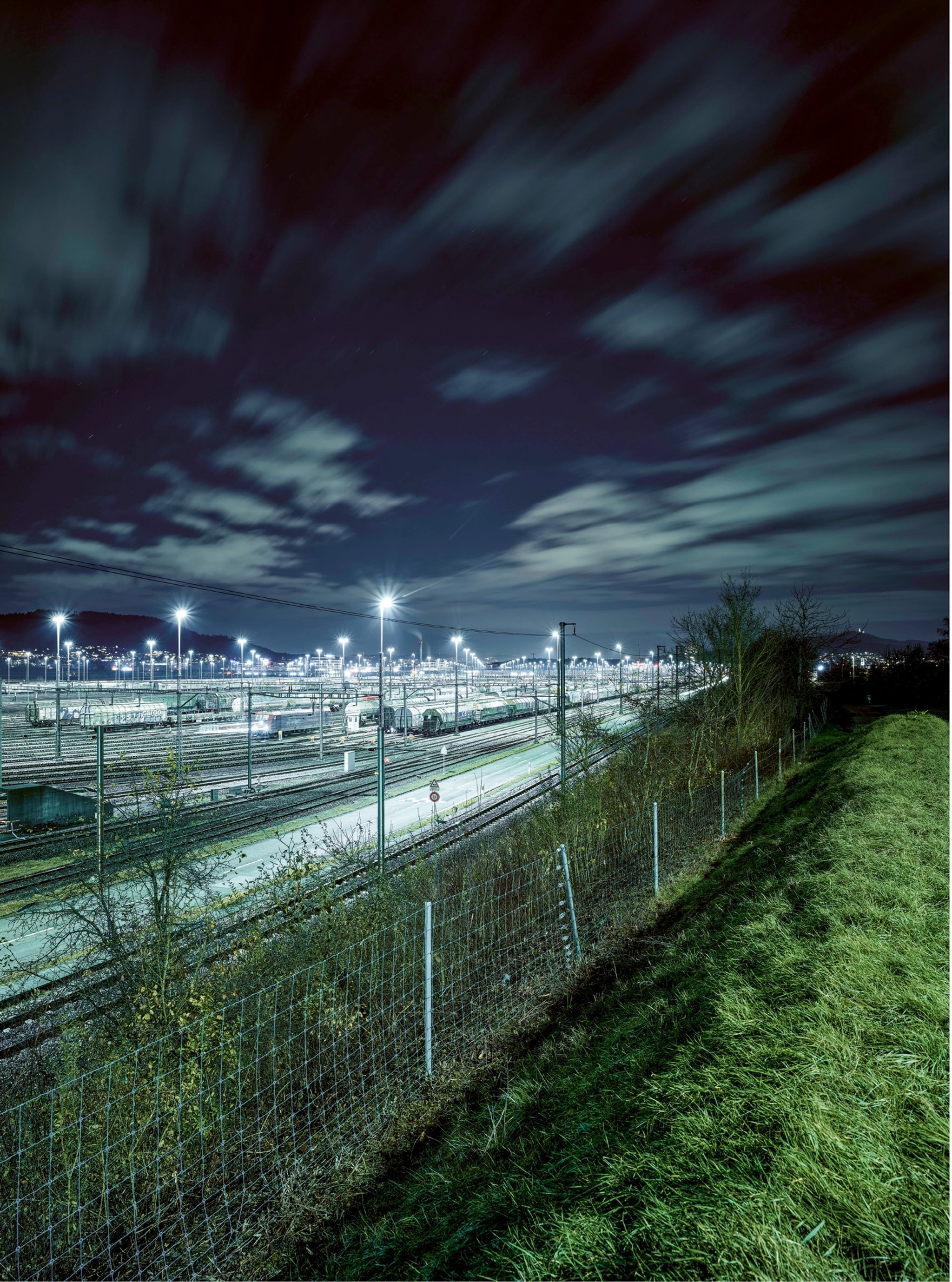 La gare de triage brille de mille feux la nuit.