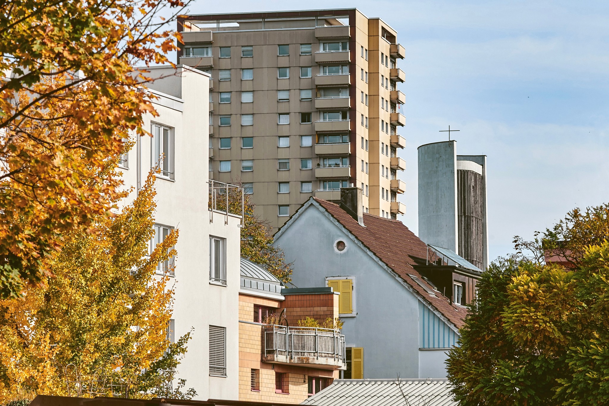 Kontraste durch Massstäbe und Gebäudealter prägen die Birsstadt, wie hier in Birsfelden.
