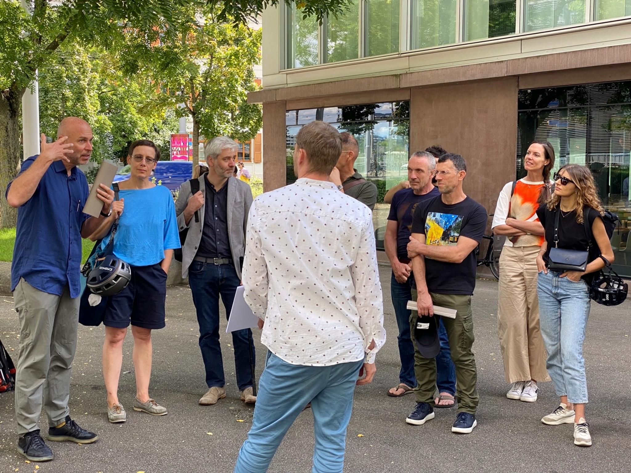 Martin Kinder von Burckhardt erklärt das sanierte Coop-Hochhaus, das erste Ziel der Velotour.