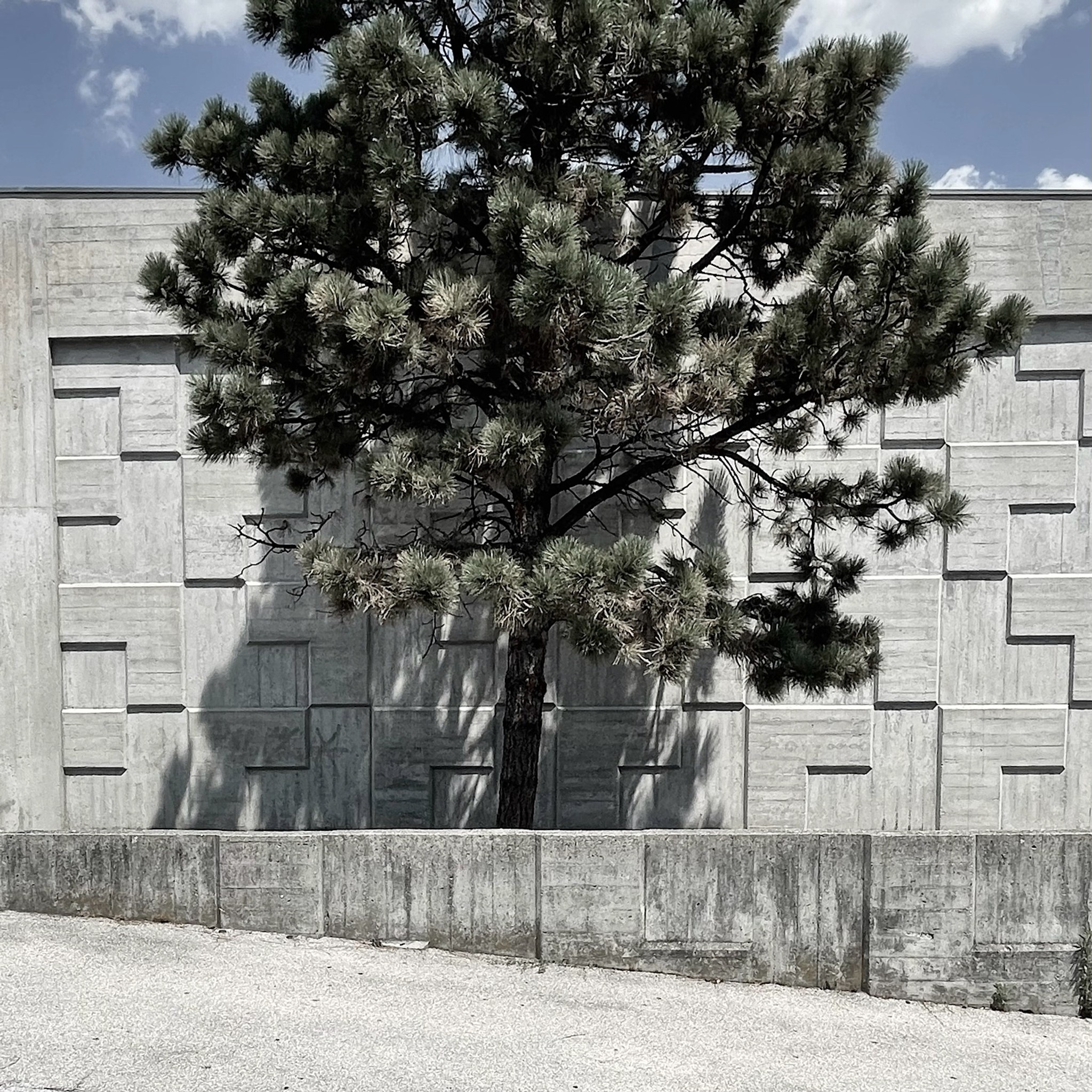 Betonfassade der Primarschule Liddes in Sierre: Architekt:in unbekannt, mitrecherchieren erlaubt.