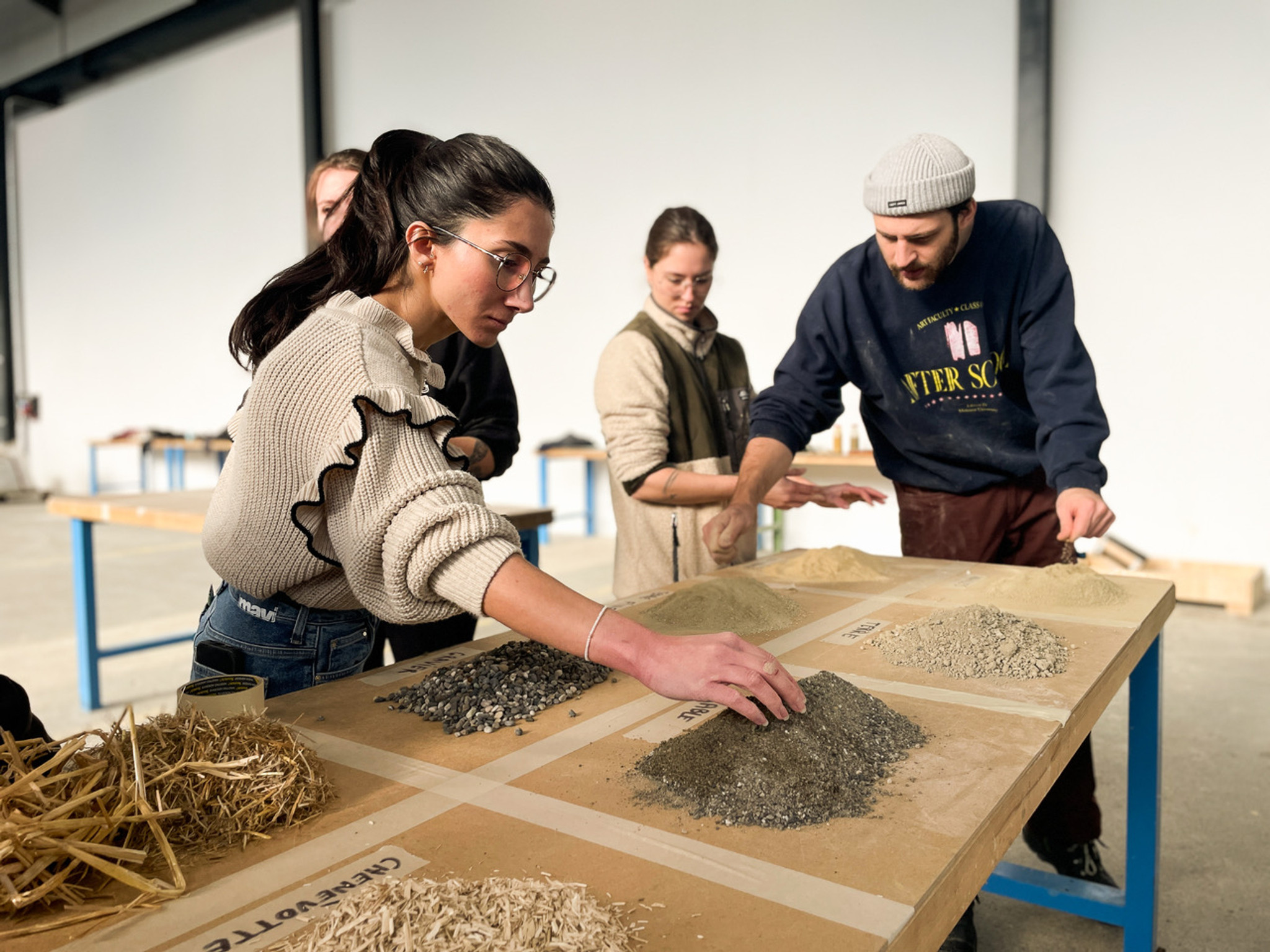 Podium, Ausstellung, Workshops und Besichtigungen zu Lehm und Schilf.