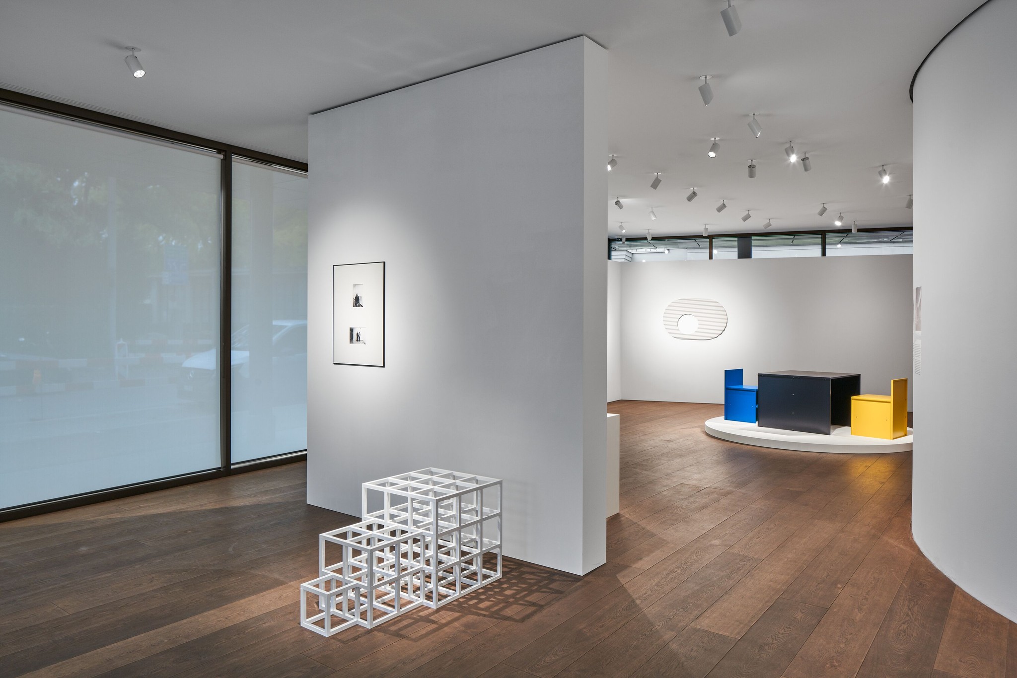 Die Ausstellung ist noch bis Mitte Februar bei Hauser & Wirth Zurich an der Bahnhofstrasse zu sehen. © Judd Foundation / The LeWitt Estate / Fotostiftung Schweiz / 2024, ProLitteris, Zurich. Courtesy Lehni, the Estates and Hauser & Wirth. Photo: Jon Etter