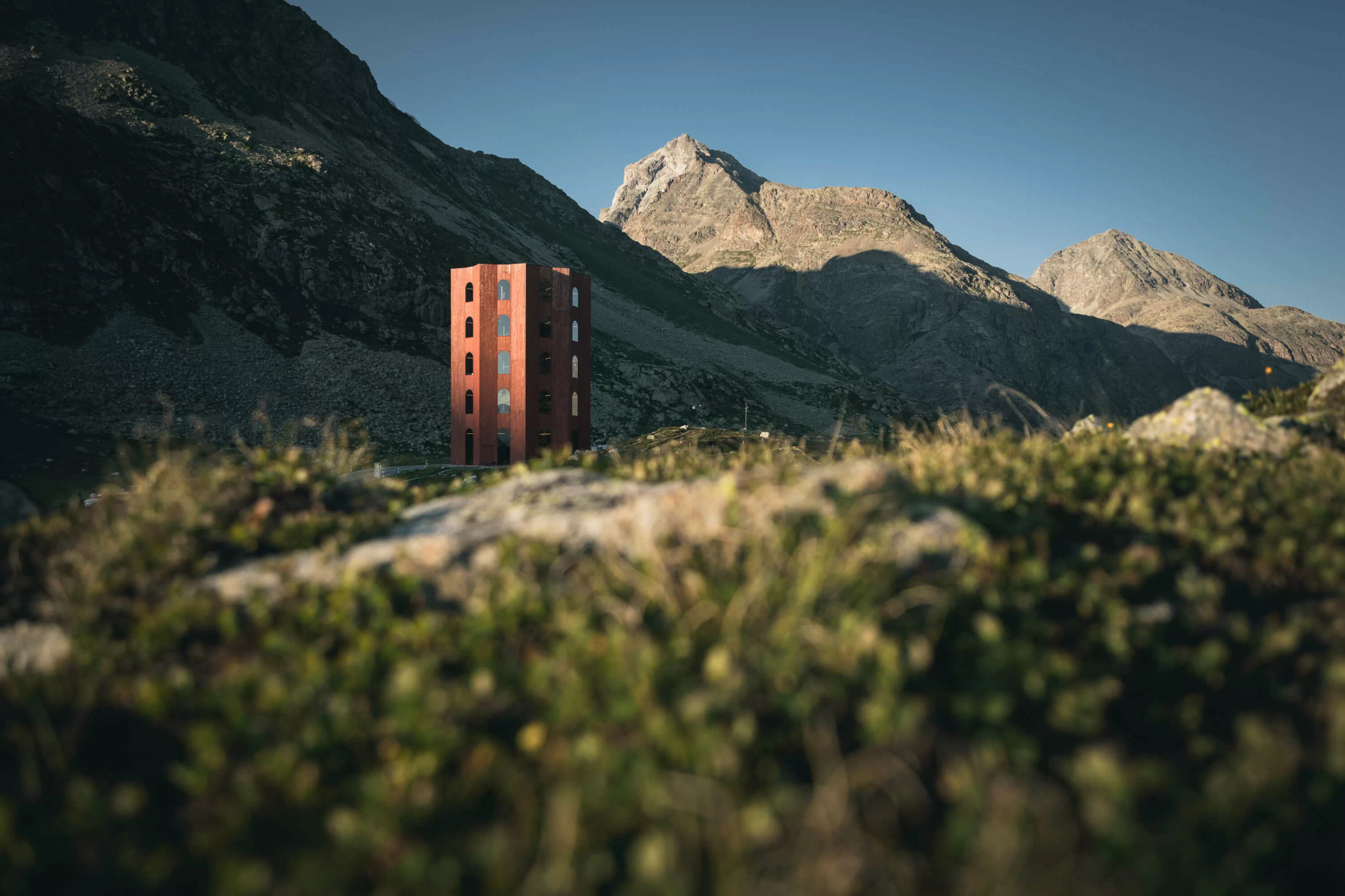 Der 2017 erbaute, temporäre Julierturm, prägt die Landschaft auf der Julier-Passhöhe. Er wird schon bald nur noch in der Erinnerung leuchten.