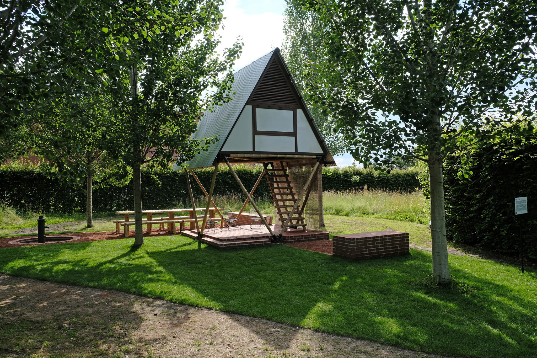 Das kleine Haus aus Bangladesch muss sich erst noch an seinen Standort in Weil am Rhein gewöhnen.
