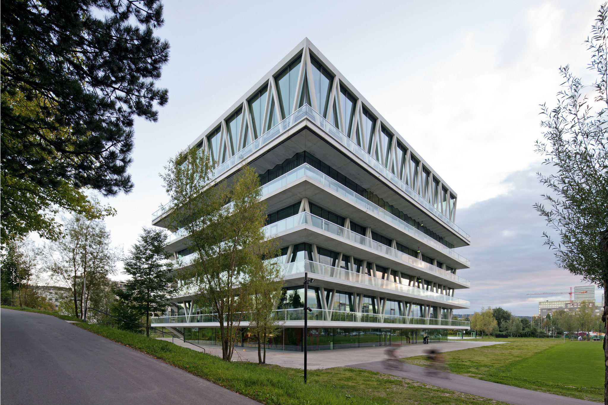 Das Schulhaus Leutschenbach in Zürich-Oerlikon