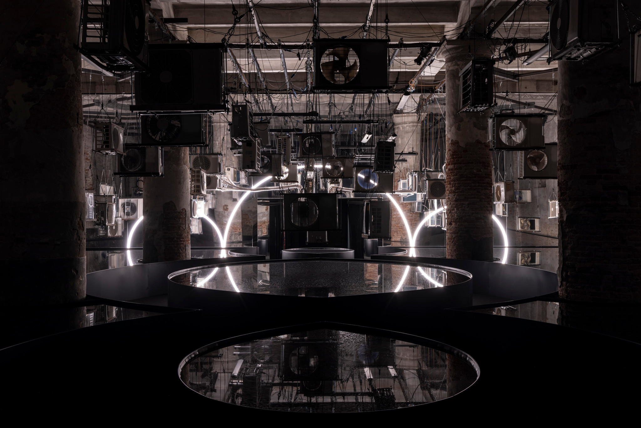 Eigentlich beginnt es vielversprechend: Eröffnungsraum der Hauptausstellung der Architekturbiennale 2025, kuratiert von Carlo Ratti.