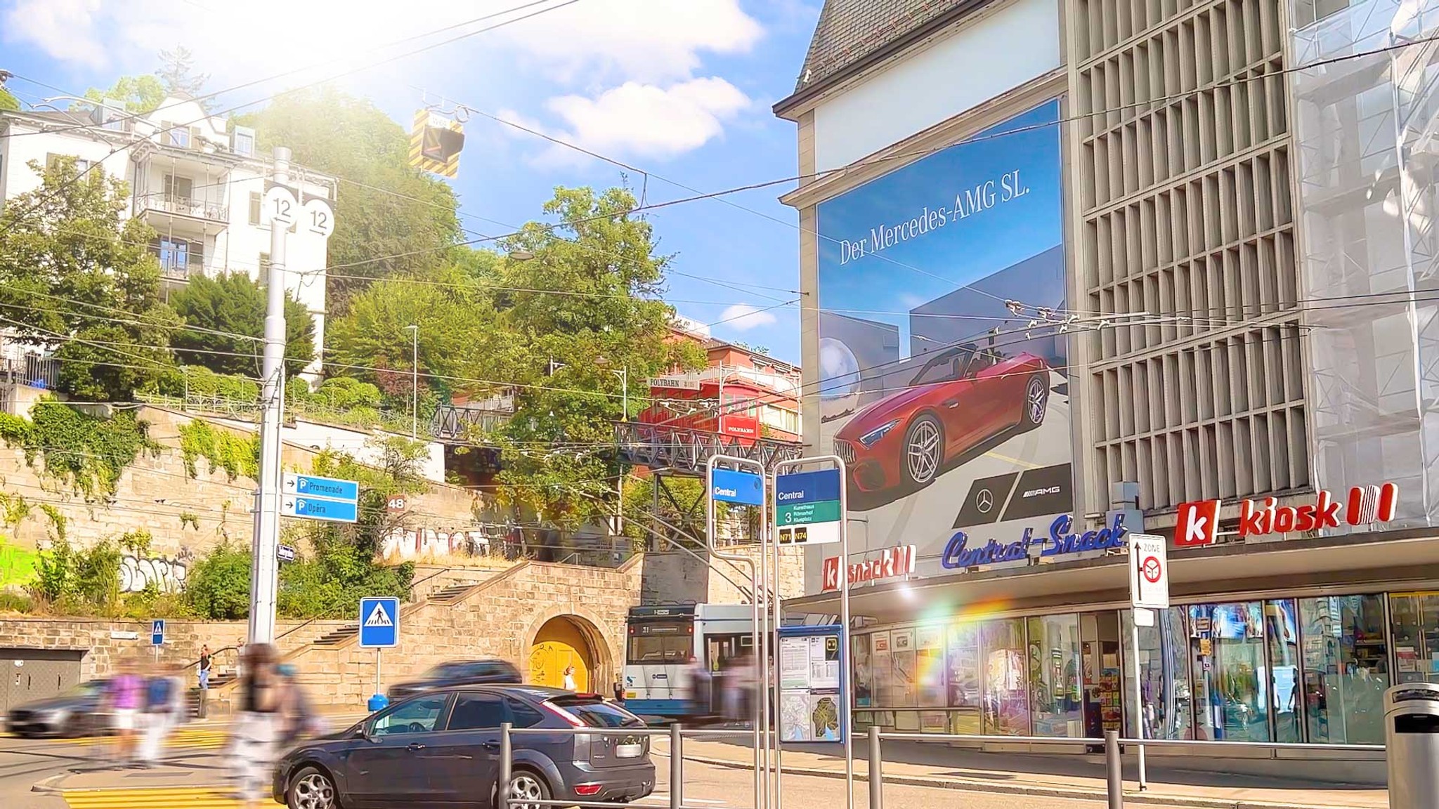 Eine Werbung von NeoAdvertising zeigt ihr «Megaposter» am Zürcher Central.