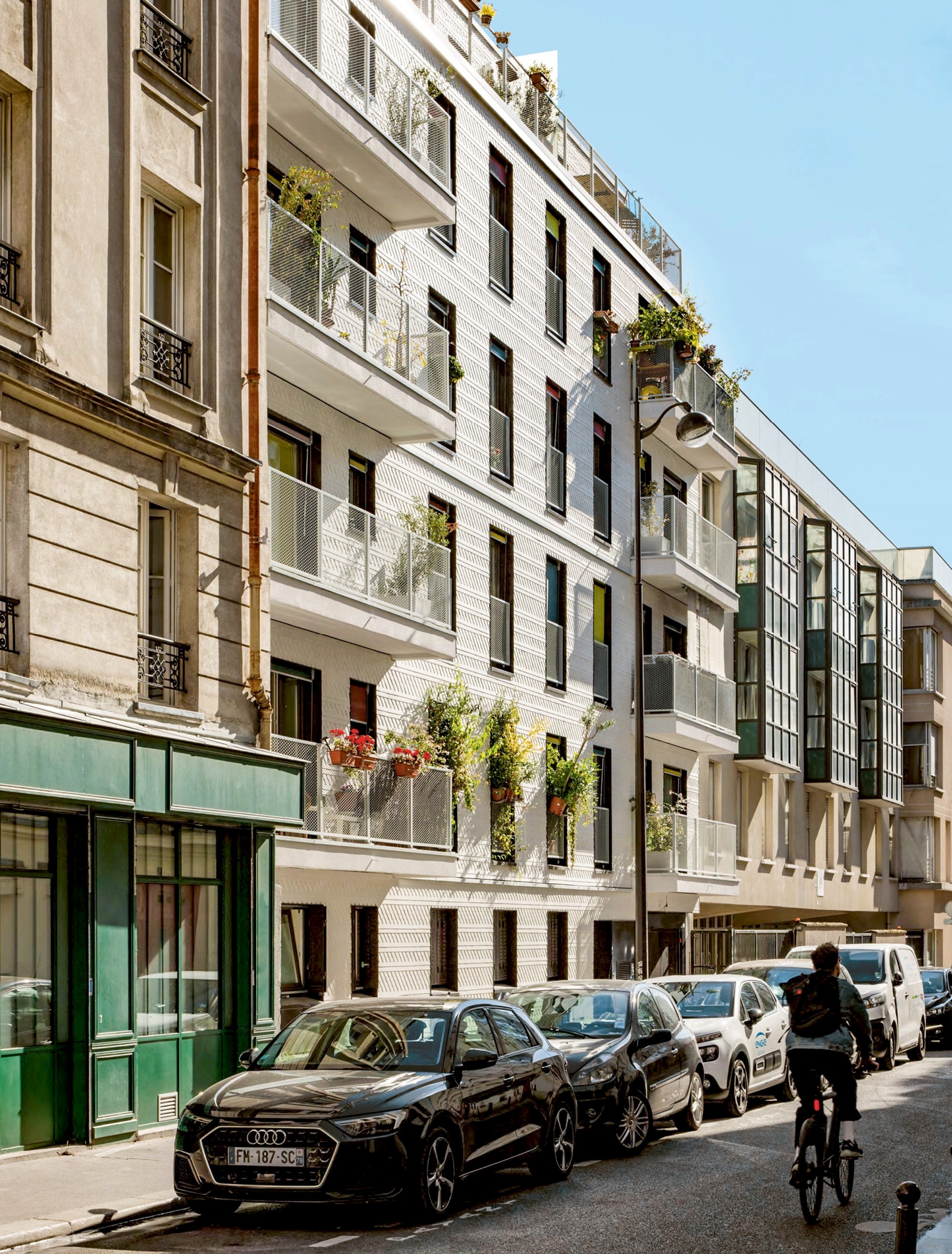 Schauplatz Paris: Die Häuser stehen an zwei schmalen Strassen, die Balkone vermitteln zu den Nachbarhäusern.
