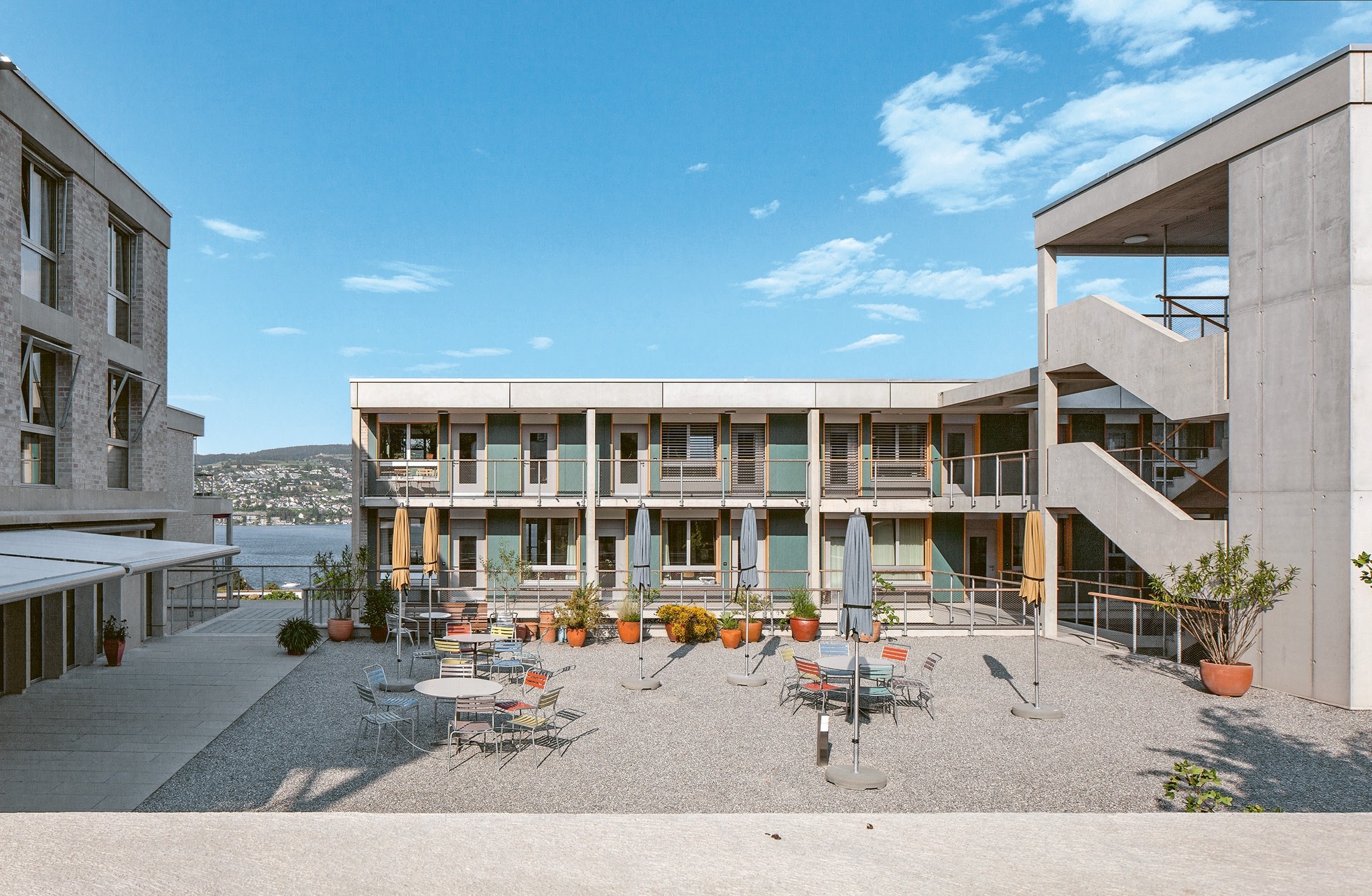 Der chaussierte Hauptplatz der Siedlung Winkelhalden ist ein Begegnungsort für die Bewohnerschaft.