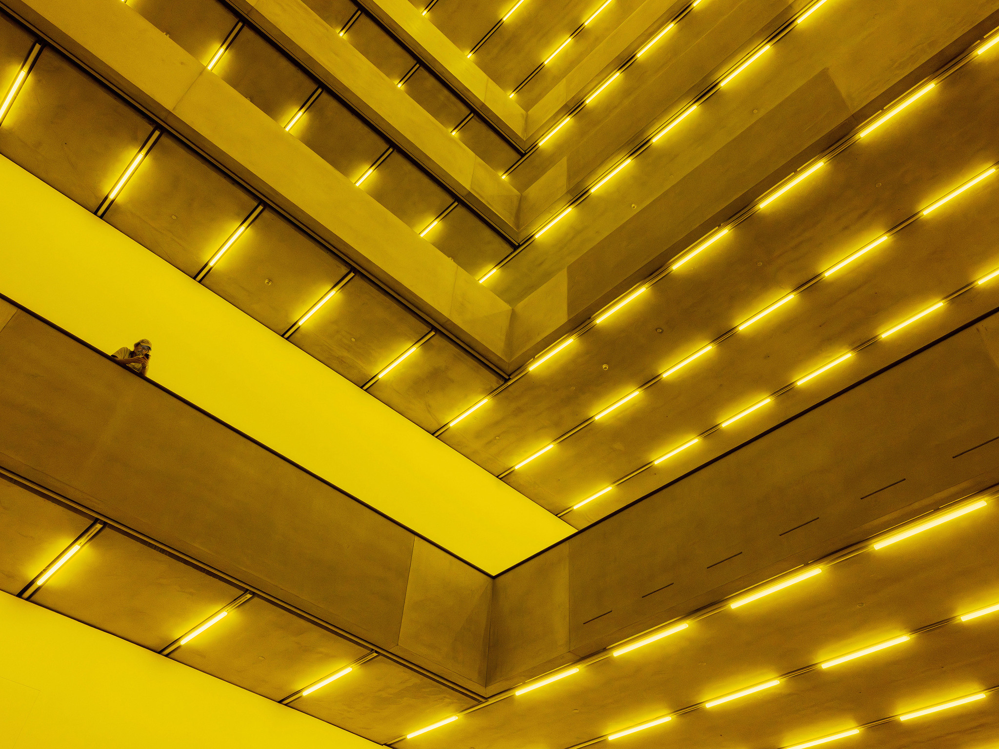Die Installation «Bass» von Steve McQueen verbindet Raum, Licht und Sound.