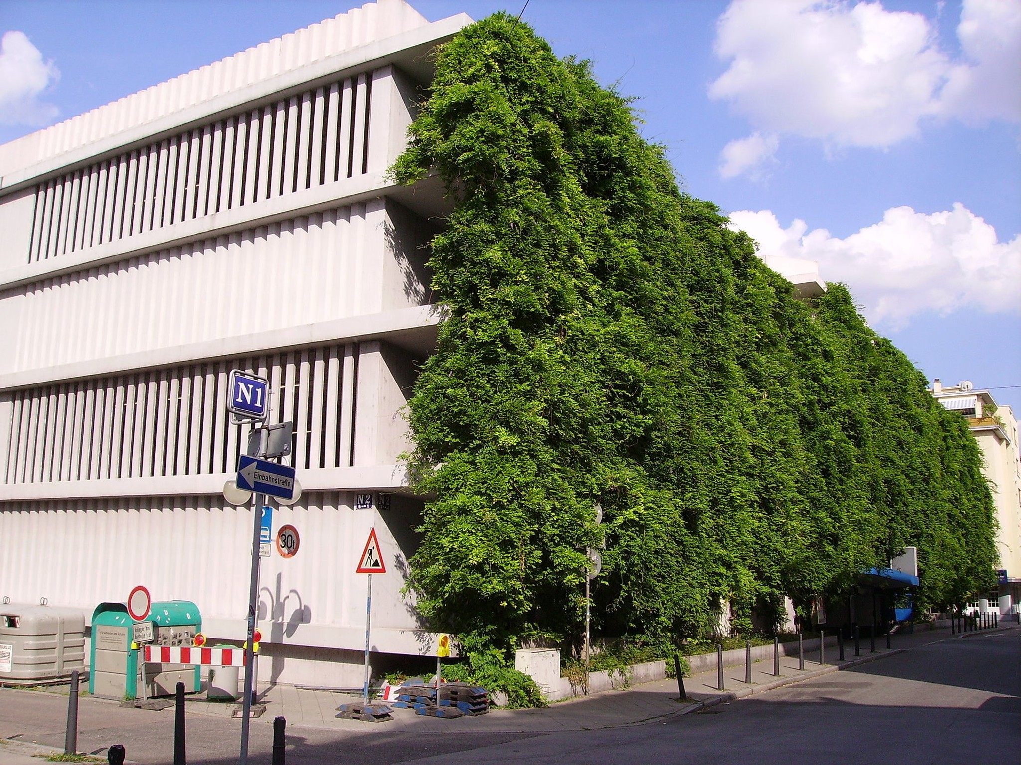 Eine begrünte Parkhausfassade in Mannheim