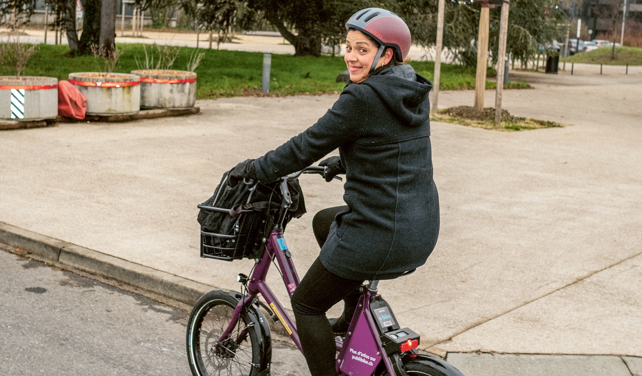 Erika de Godoy Gonçalves Fauchère, 38, utilise un vélo en libre-service pour faire la navette à Lausanne entre ses études et son travail comme professeur d’anglais.