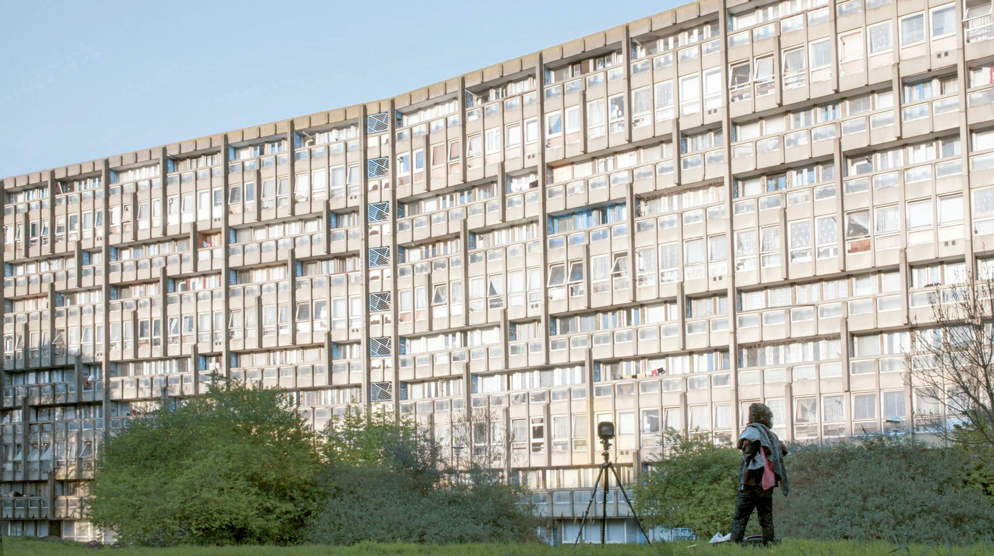 Die Fotografin Hélène Binet vor der zehngeschossigen Betonfassade im Osten von London.