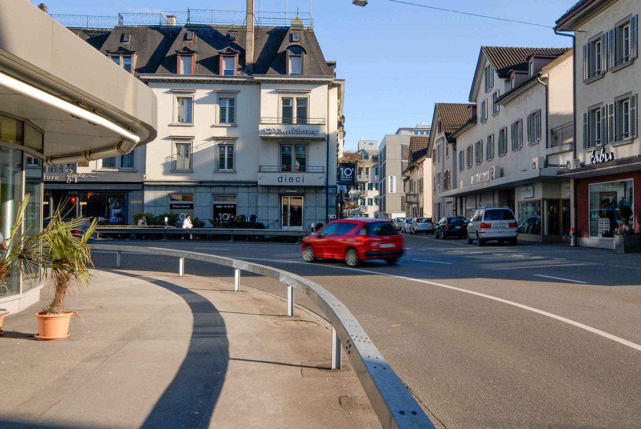 Eine Leitplanke mitten in der Stadt? Das Verkehrsproblem in Rapperswil ist offensichtlich. Das Foto stammt von 2011, vor der letzten Abstimmung.