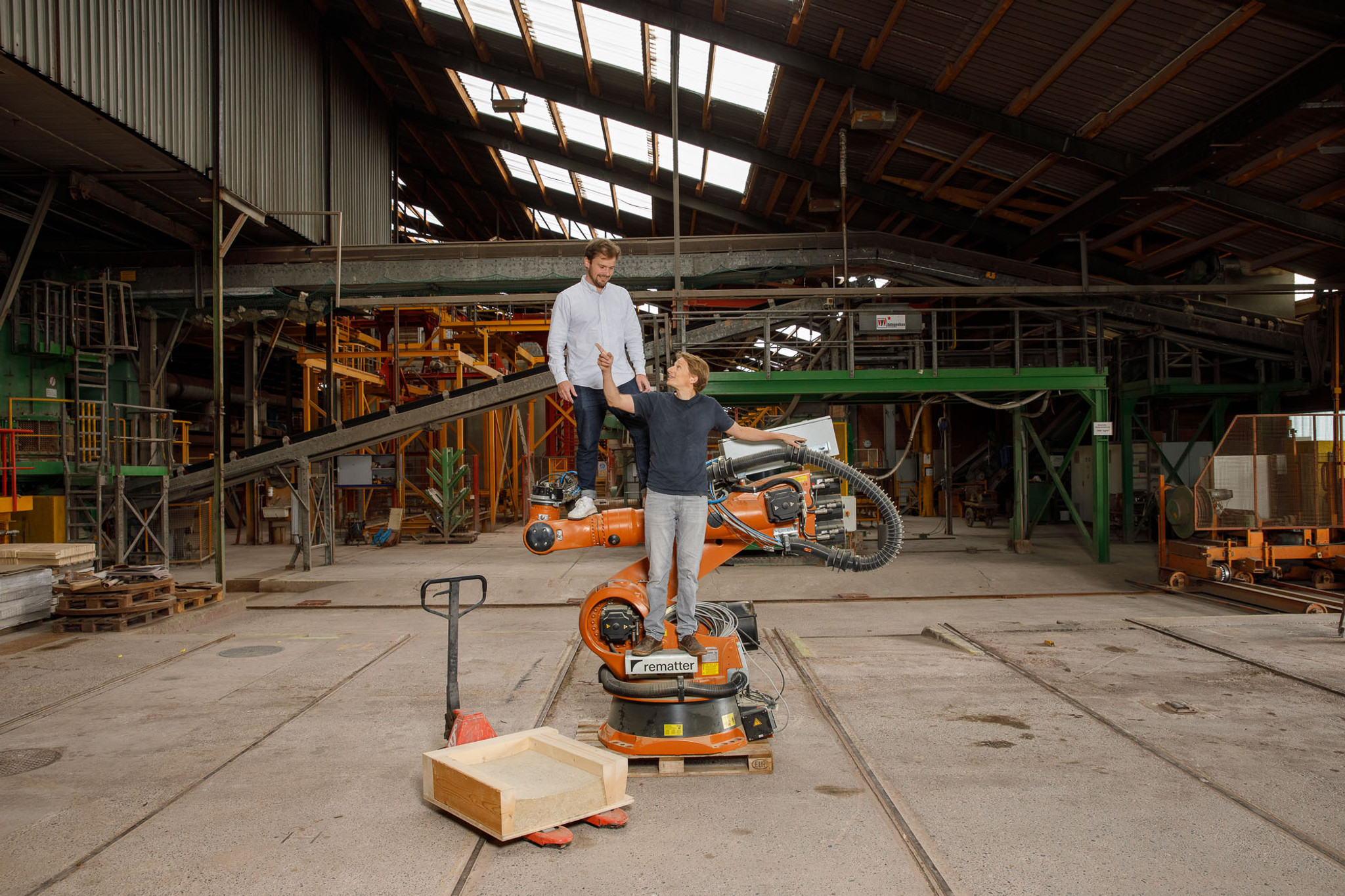 Die Gründer Götz Hilber (oben) und Tobias Bonwetsch im Zwischenlager in Frick – bald soll der Roboter in einer neuen, grösseren Halle stehen. (Foto: Derek Li Wan Po)