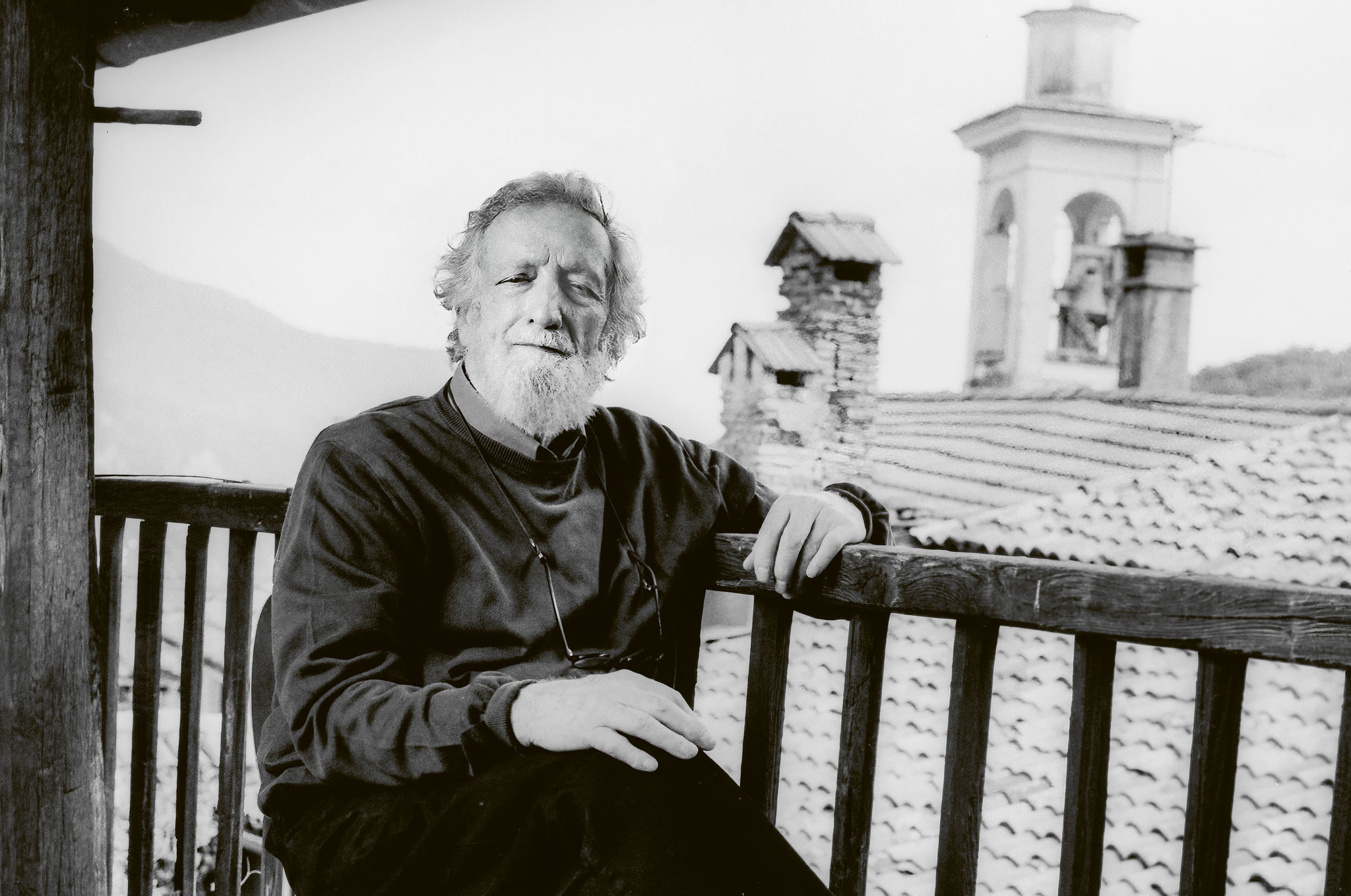 «An klaren Tagen kann man Mailand sehen»: Bruno Monguzzi auf dem Balkon seines Hauses in der Tessiner Gemeinde Meride.