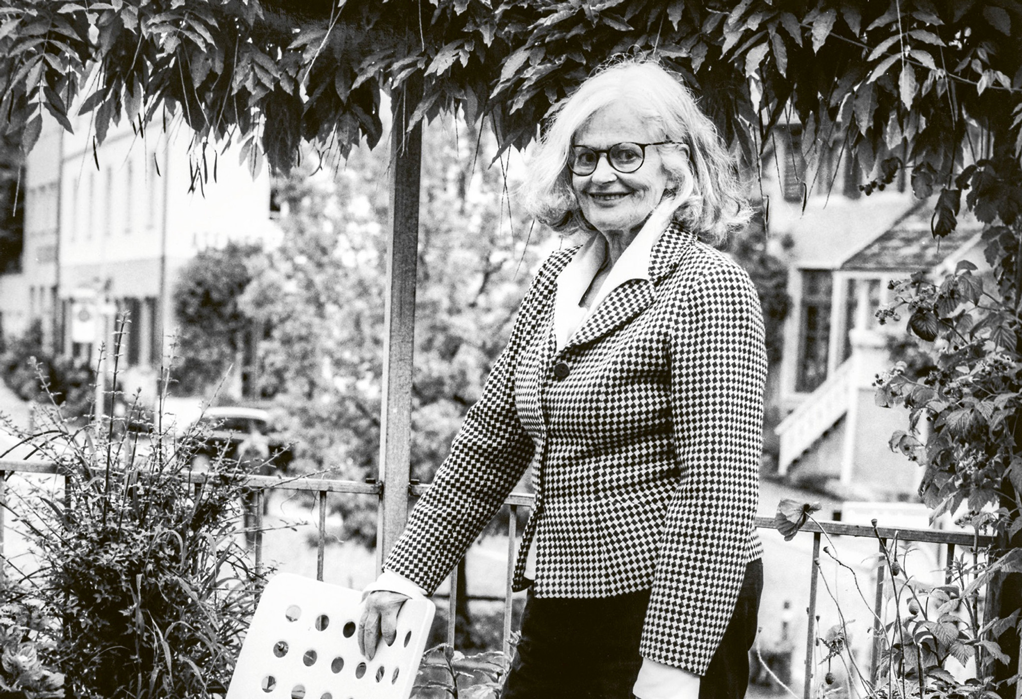 Elisabeth Joris auf der Terrasse ihrer Wohnung im alten Dorfkern von Zürich-Hottingen