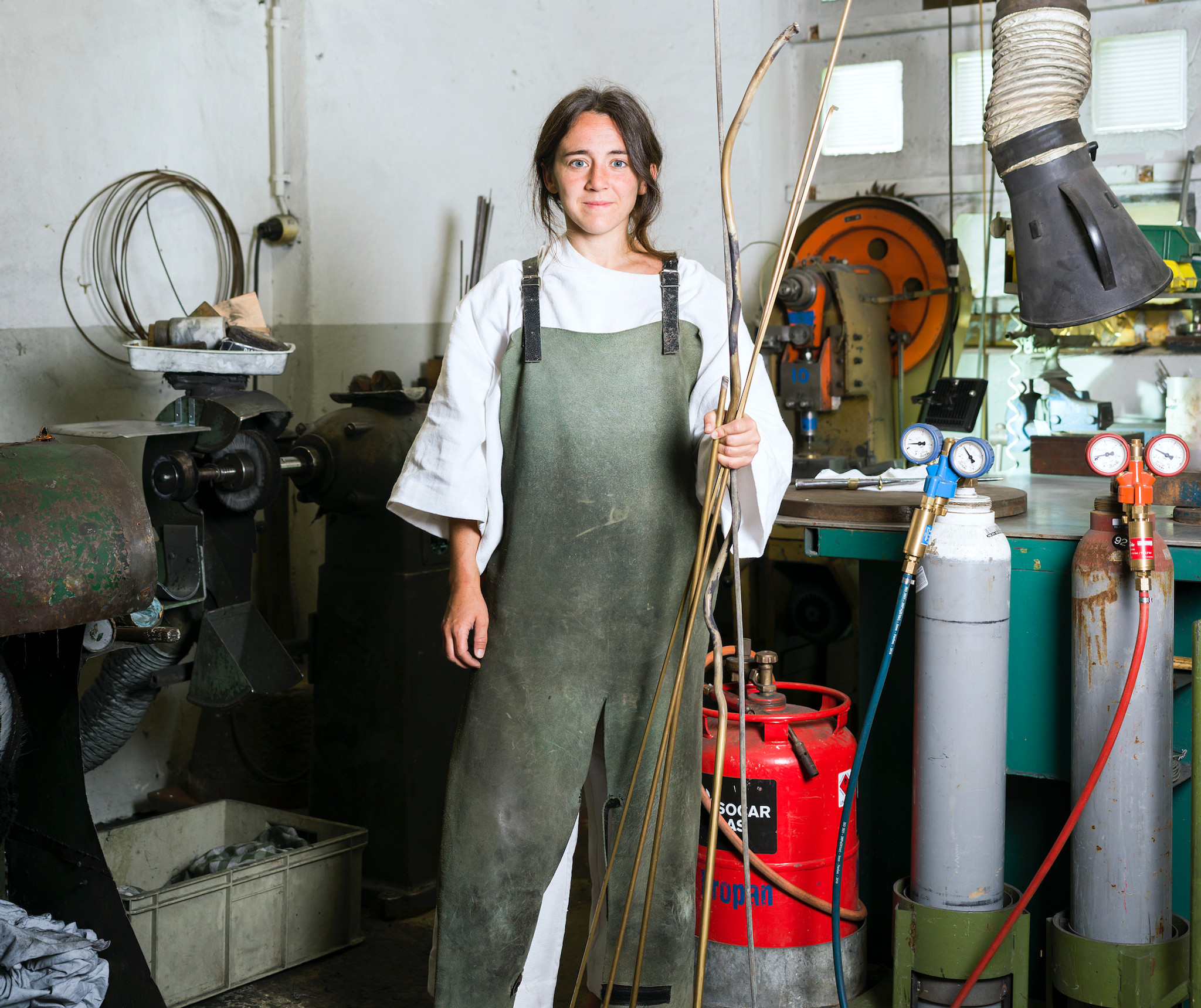 Sherylin Birth pendelt zwischen Lausanne und Lamone, wo die Metallfabrik ihrer Eltern liegt. Hier produziert die Designerin ihre Schmuckkollektion.