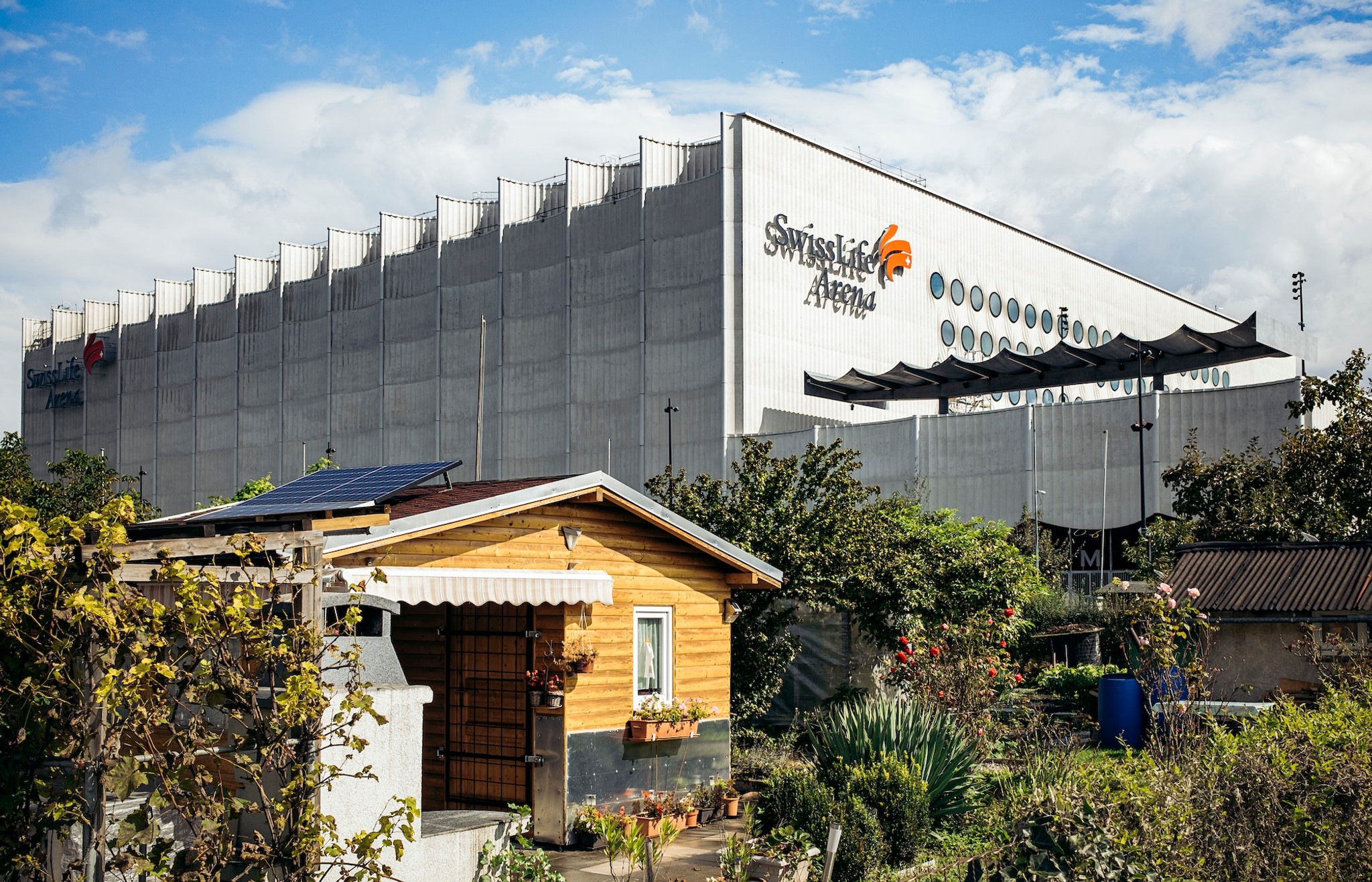 Grosses Theater am Stadtrand: Der kolossale Betonvorhang der Swiss Life Arena begrüsst Autofahrerinnen und Zugreisende schon von Weitem.