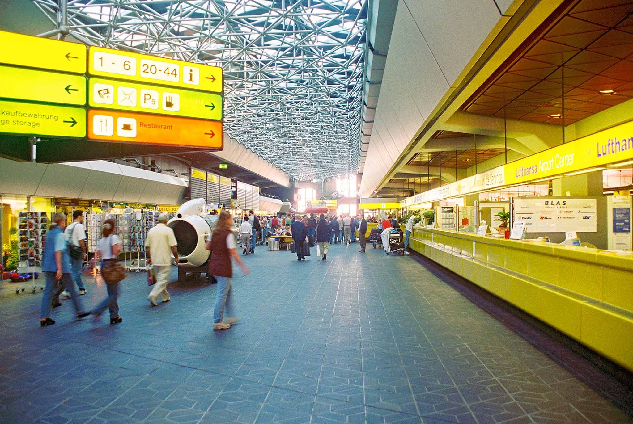 Im Zeichen des Sechsecks: der frühere Flughafen Berlin Tegel (TXL). Sein Architekt ist nun gestorben. (Foto: 1996)