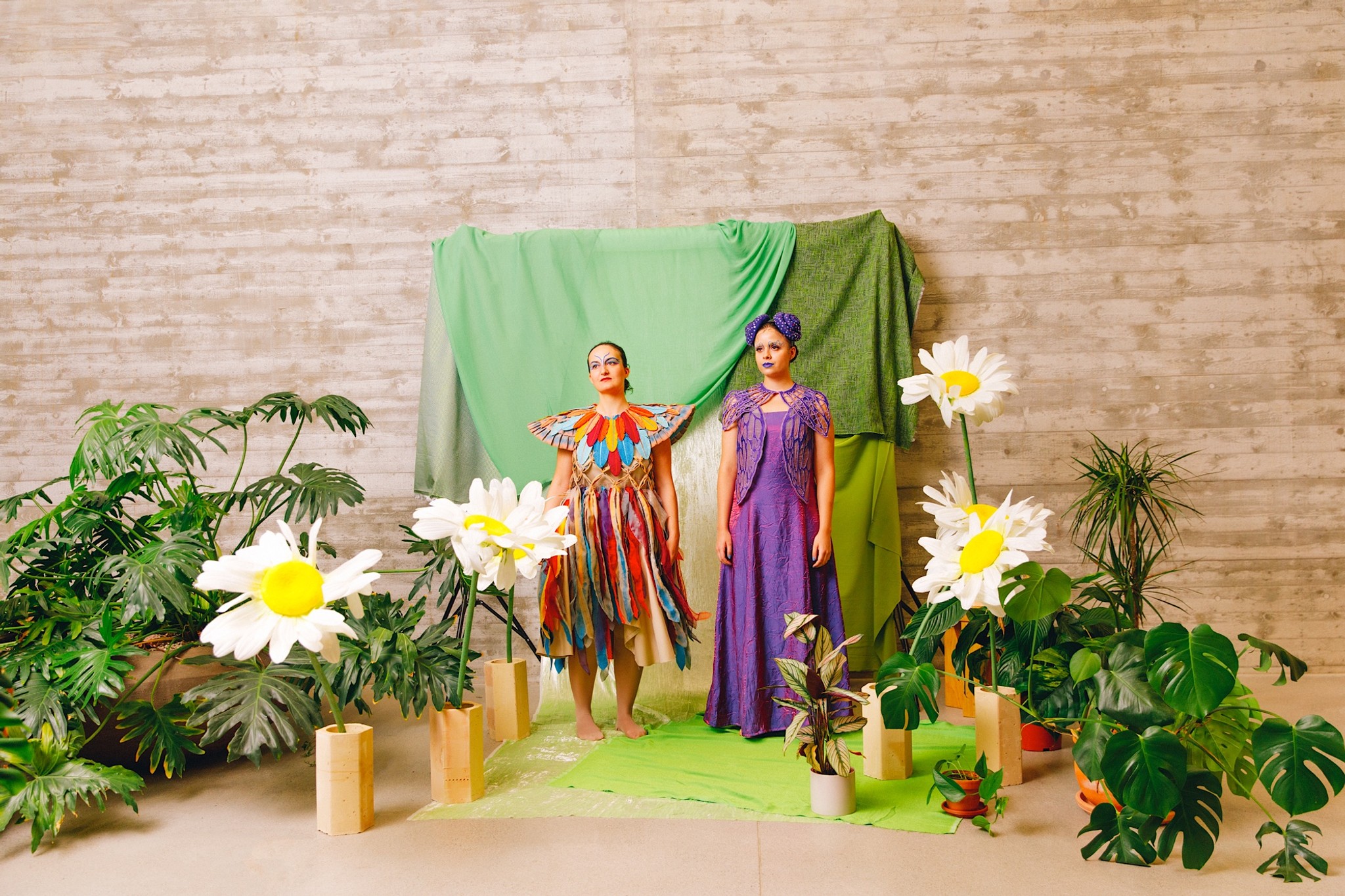 Links: Nachtigall von Jana-Sophia Rehmann, getragen von Anne-Sophie Perrin, rechts: Libelle von Jana-Sophia Rehmann, getragen von Anna Lena Lorenz. (Foto: Ella Mettler)