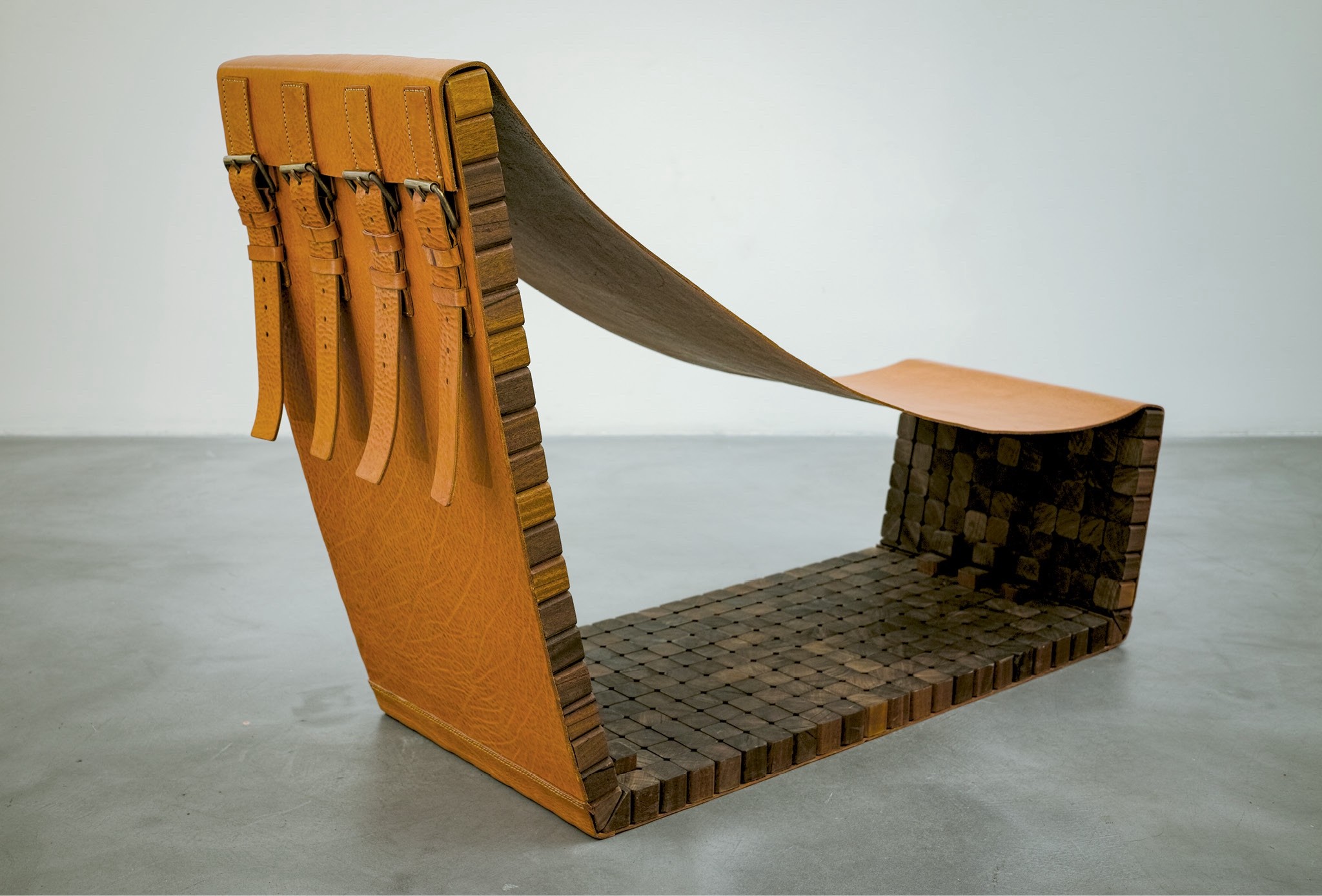 Die ledergebundenen Holzwürfel des ‹Tessara Lounge Chair› von Marc Baroud bilden eine flexible Struktur. Sie ist Teil der Ausstellung ‹Beirut. Zeiten des Designs› im Mudac. Foto: Marco Pinarelli