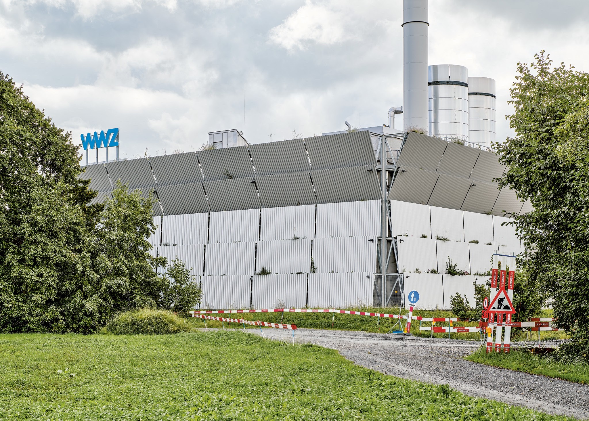 Die Bepflanzung der WWZ-Energiezentrale in Zug ist inspiriert von der Vegetation der Lötschberg-Südrampe im Wallis.