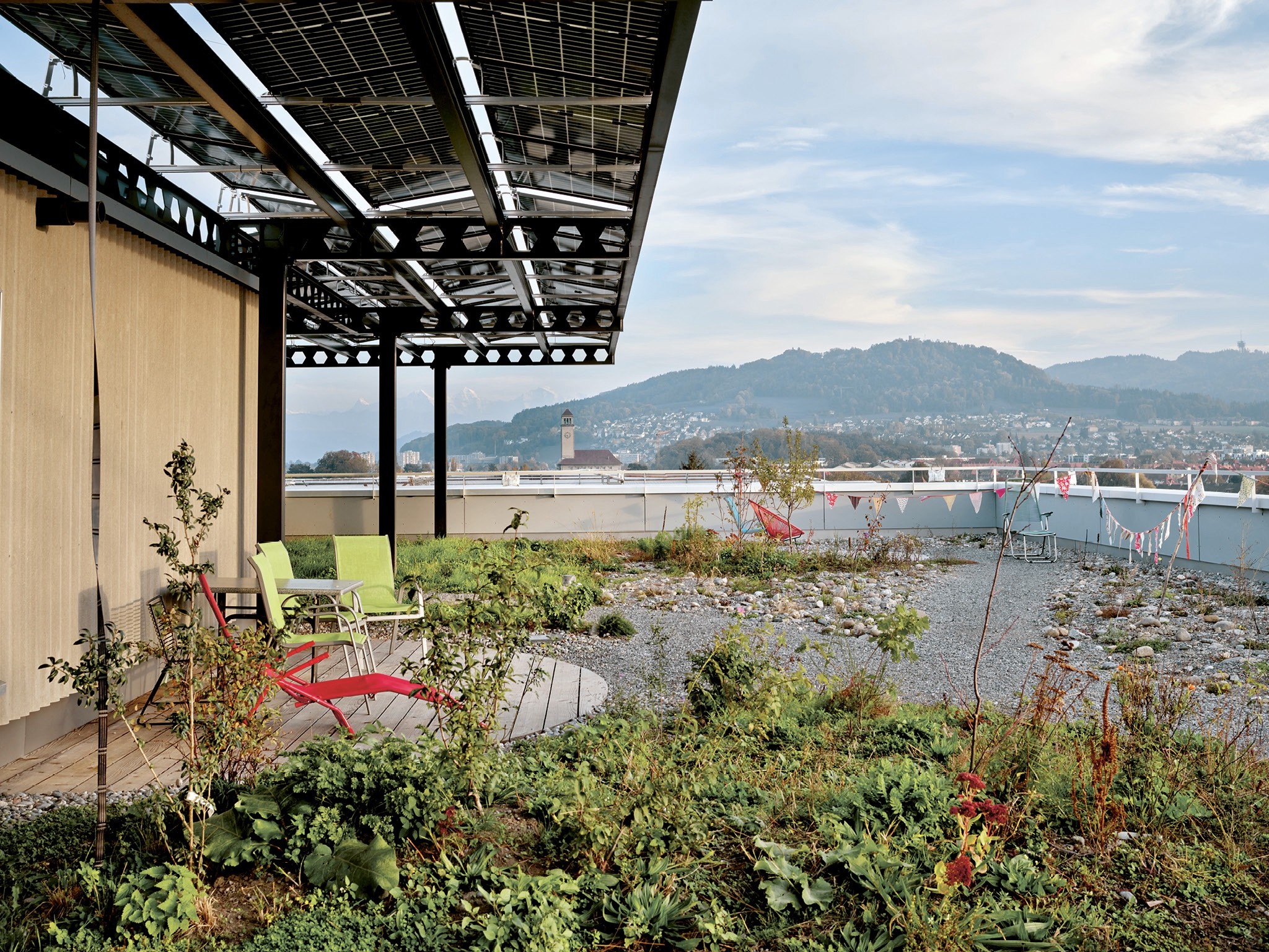 Ausgezeichnete Umnutzung: Gemeinschaftliche Dachterrasse der Umnutzung und Aufstockung des Lagergebäudes (Warmbächli) in Bern von BHSF Architekten, Zürich.