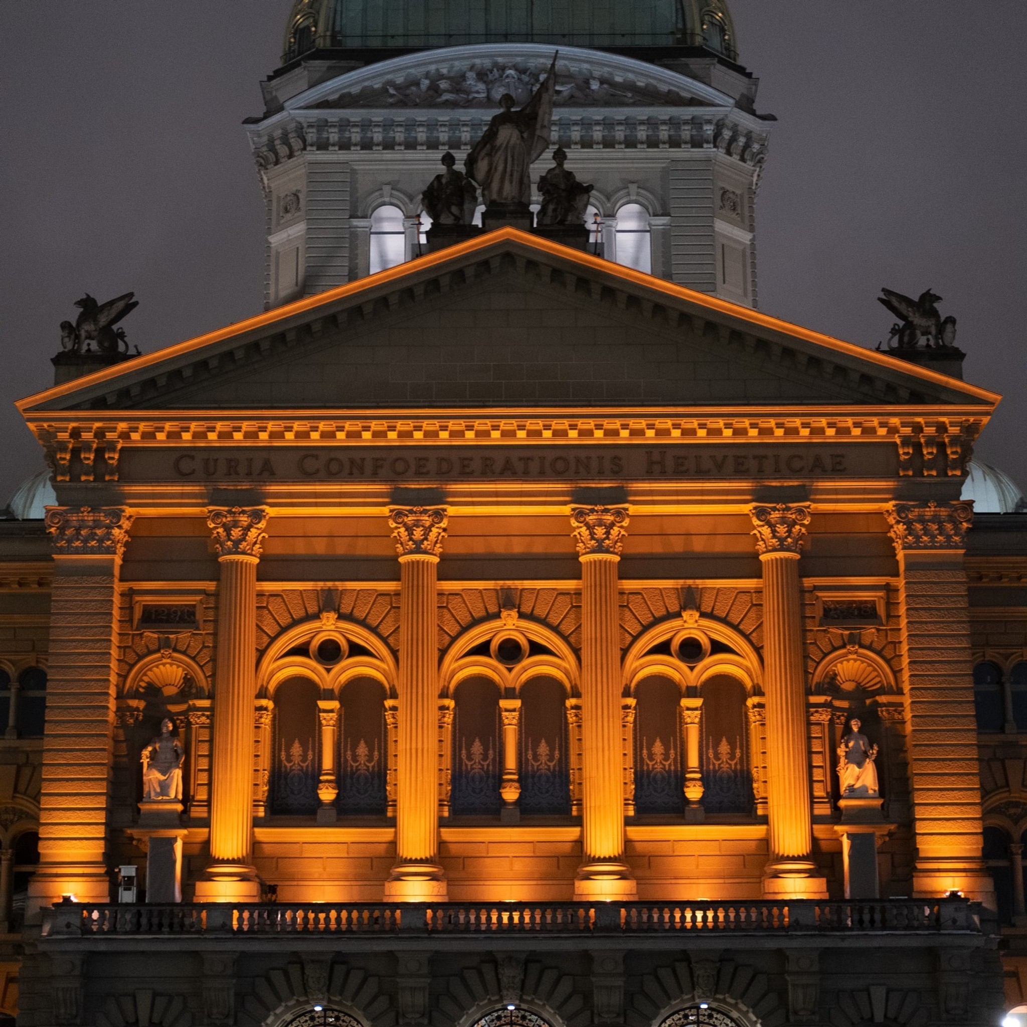 Das Bundeshaus während den «Orange Days» 2023.