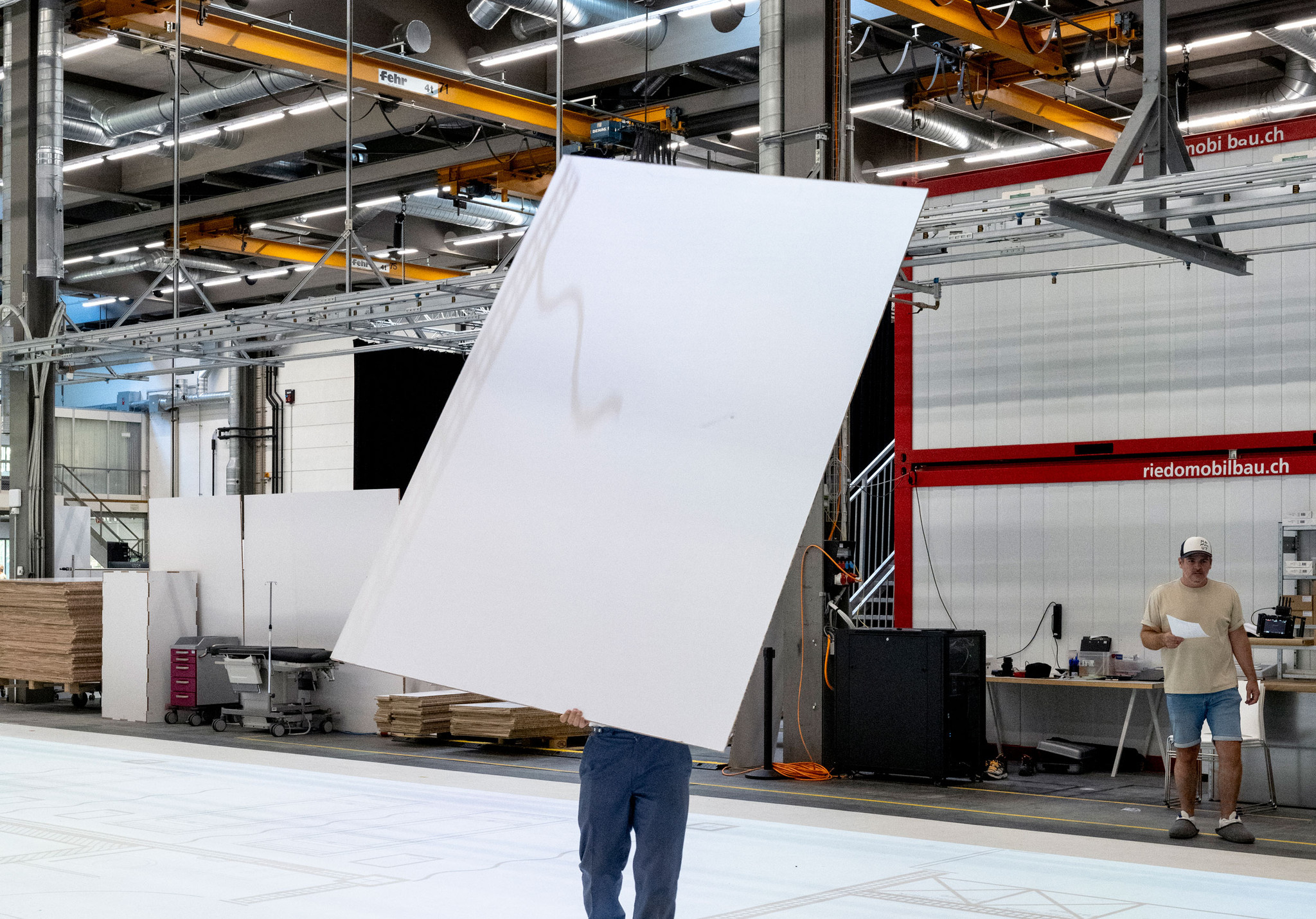 Plans for hospital buildings can be flexibly tested by projecting their floor plans on the ground and adding easy-to-move cardboard partitions.