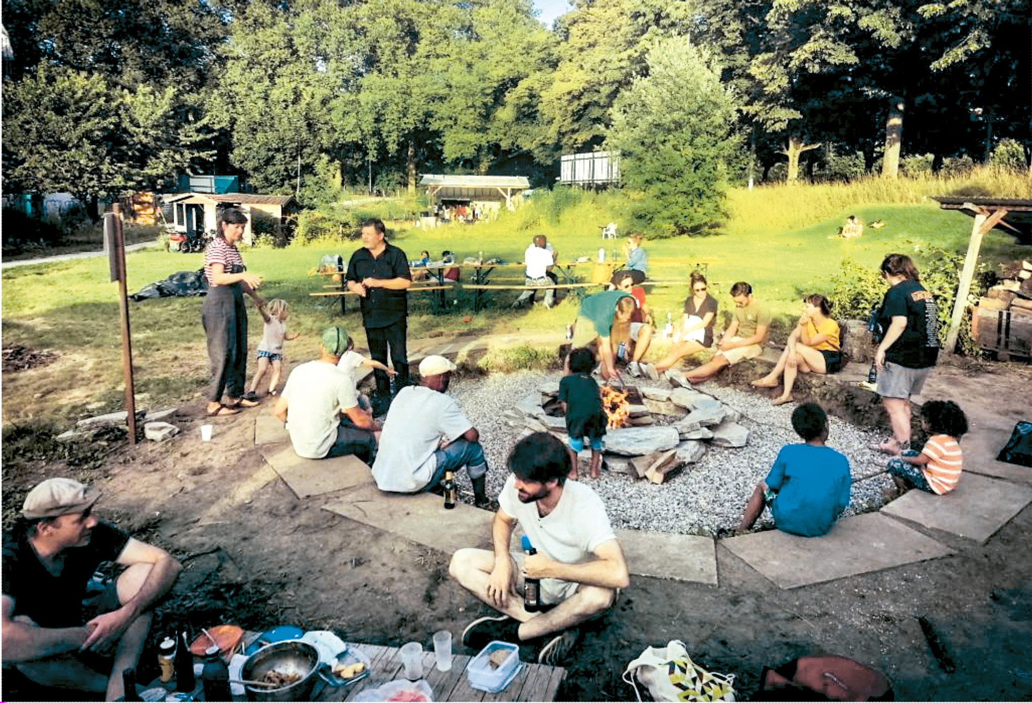 Im Vorpark in Bern-Holligen wurde zusammen gefeiert, auf dem Feuer gekocht, gegärtnert, geplant. (Foto: Pipaluk Minder)