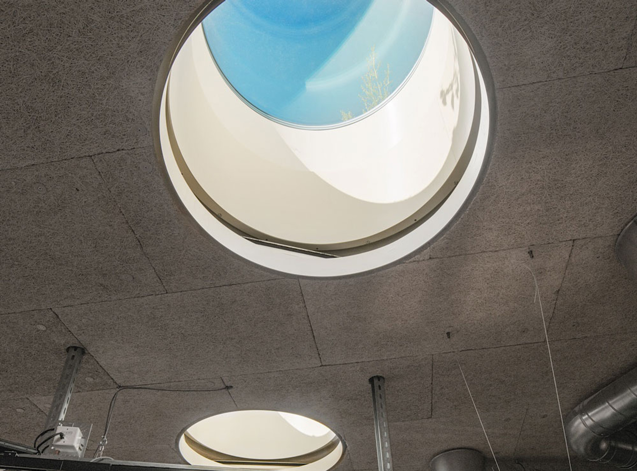 Die Oberlichter des Observatoriums ‹Space Eye› in Niedermuhlern.