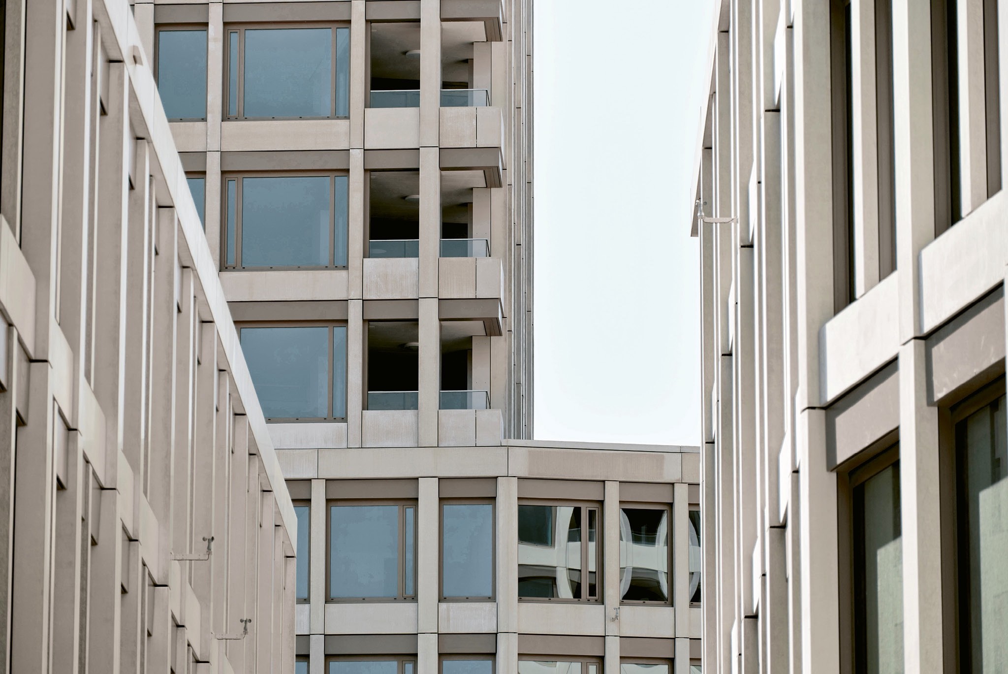 Das helle Raster setzt sich aus vorgehängten Betonelementen und Aluminiumfensterelementen zusammen.