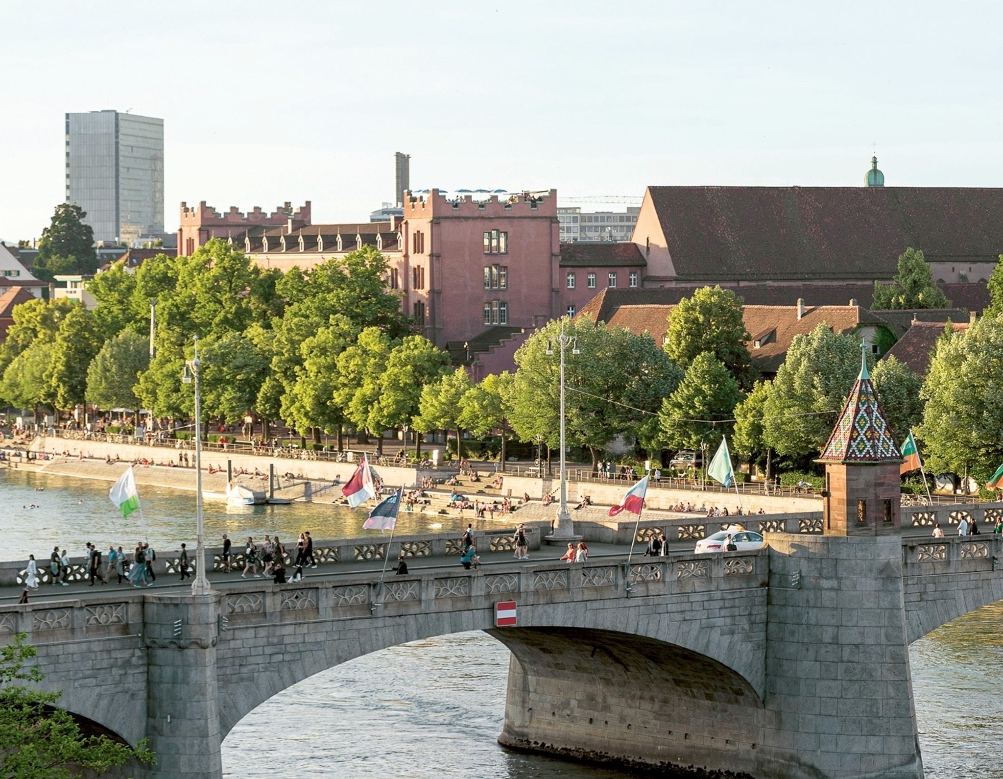 Die rote Kaserne ist das einzige repräsentative Gebäude am Kleinbasler Rheinufer.