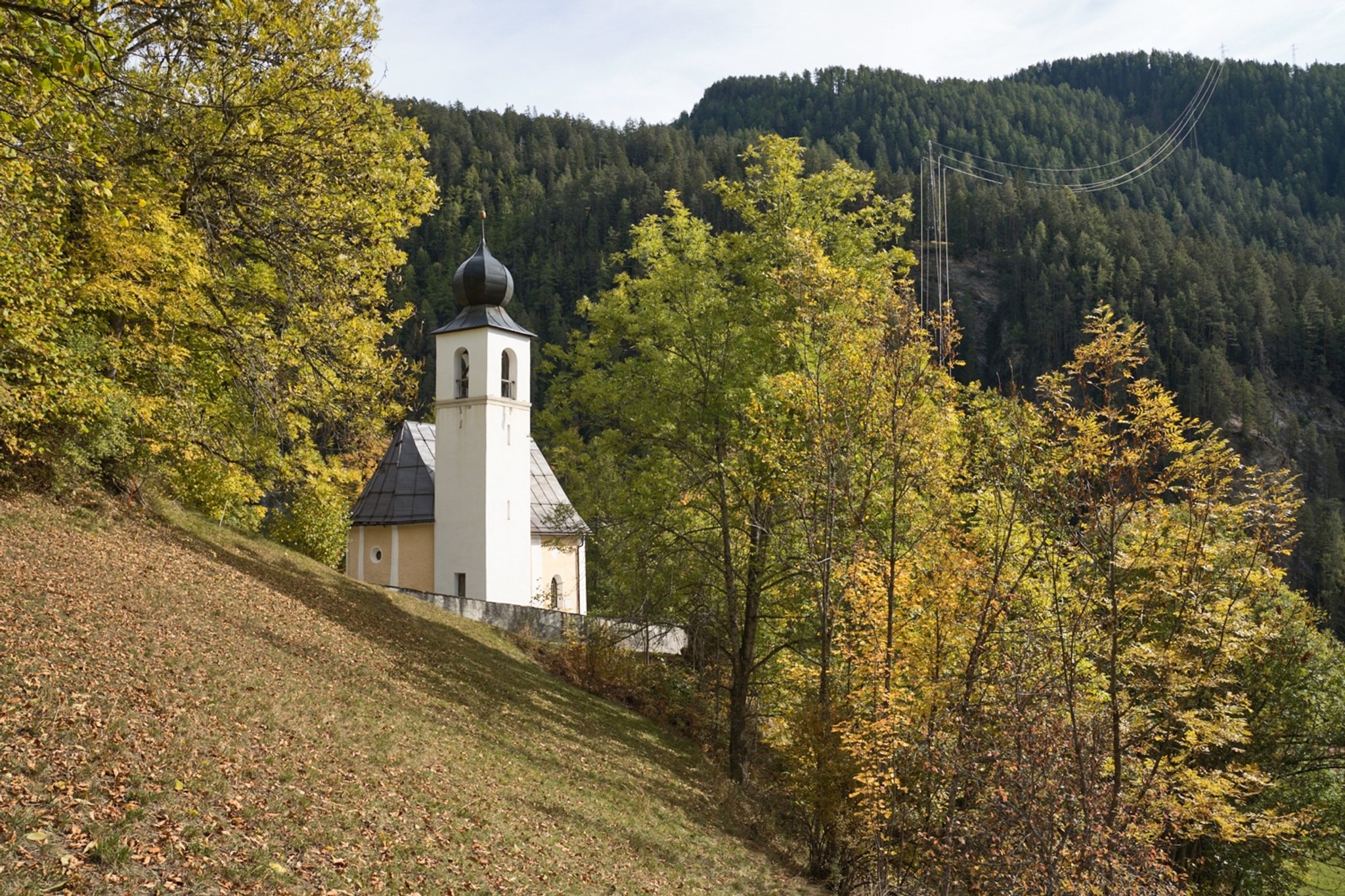 Die 12. Kirchenwanderung geht auch vorbei an der evangelischen Kirche in Martina.