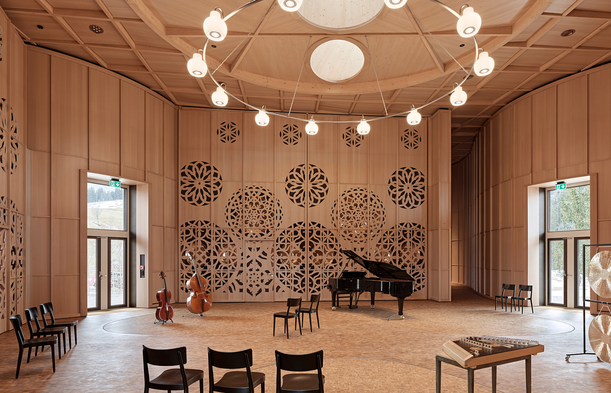 In den durchbrochenen Wänden des Klanghauses sorgen Klangspiegel aus Bronze für eine besondere Akustik.