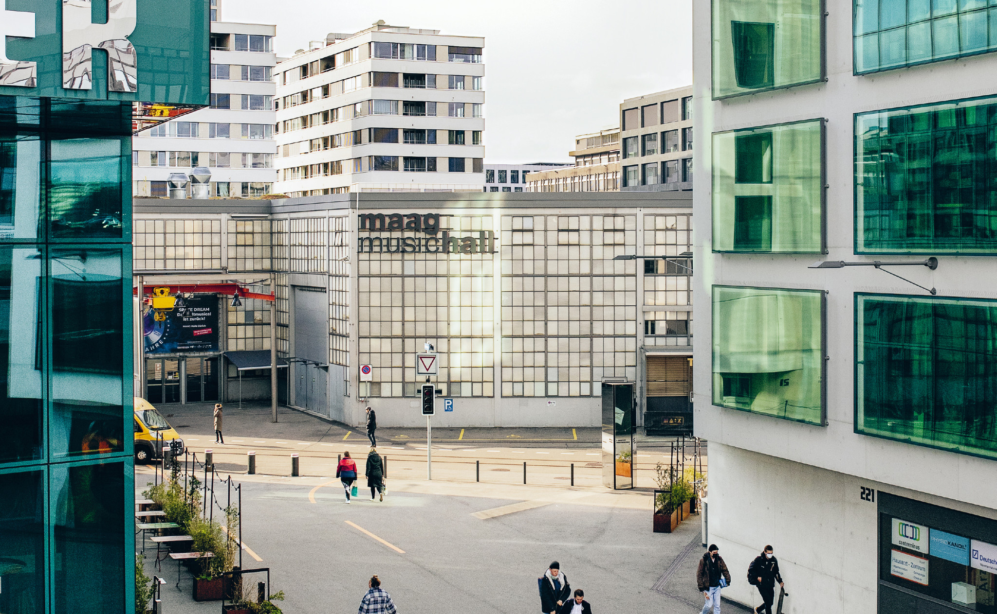 Industriezeuge und Herzstück von Zürich West: Die Maag-Hallen hinter dem Prime Tower