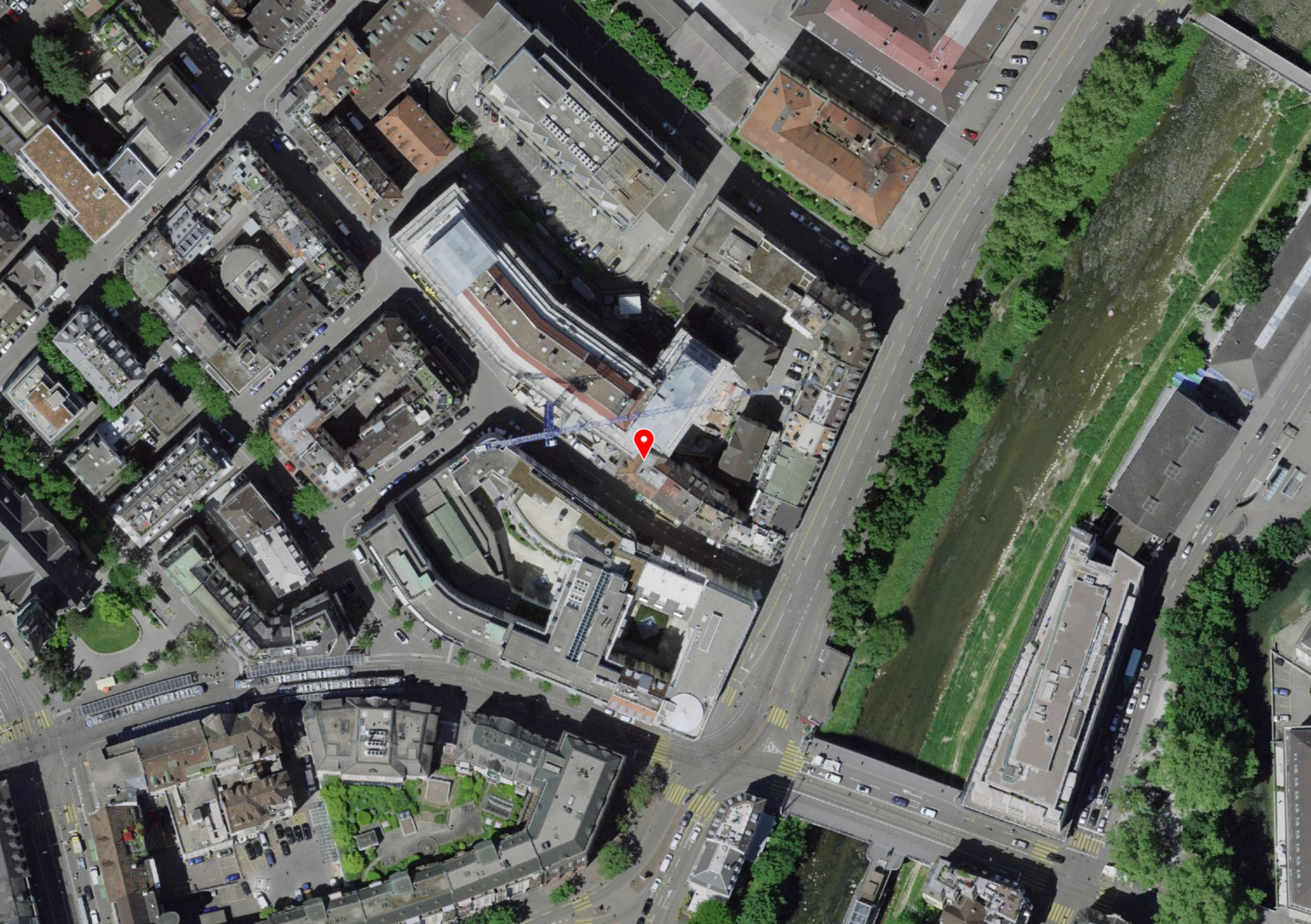 Das Mehrfamilienhaus Müllerstrasse 10 liegt in der Nähe des Stauffachers und ist direkt an die neuen Google-Büros angebaut. Diese befinden sich auf dem Luftfoto noch im Umbau.
