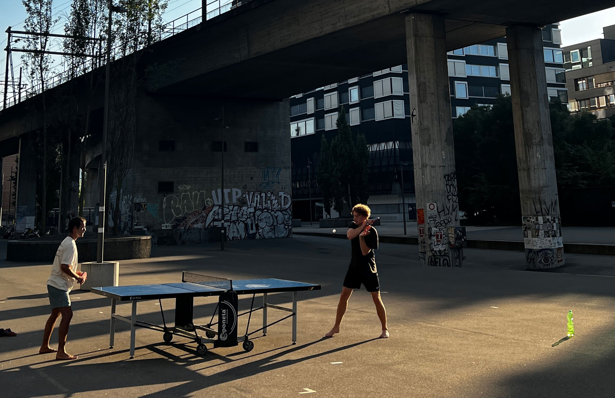 Die Tischtennisplatte vor dem Toni-Areal