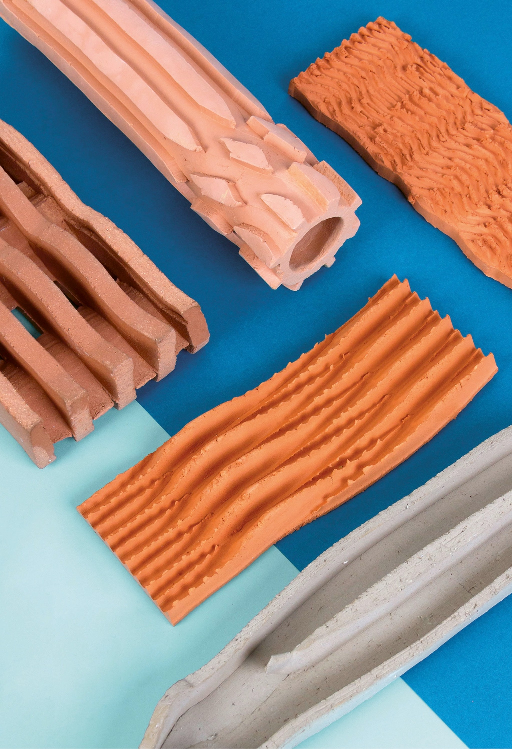 Dank Körperkraft und unkonventionellen Düsen entstehen im Extrusionsverfahren neuartige Tonstrukturen.