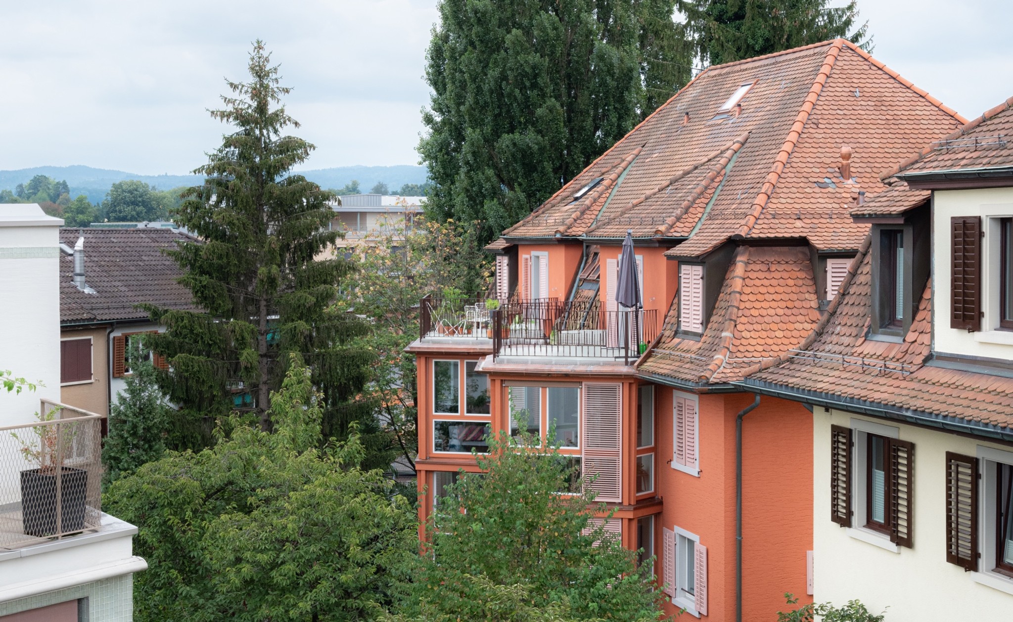 Das historische Wohnhaus mit Anbau auf der Gartenseite