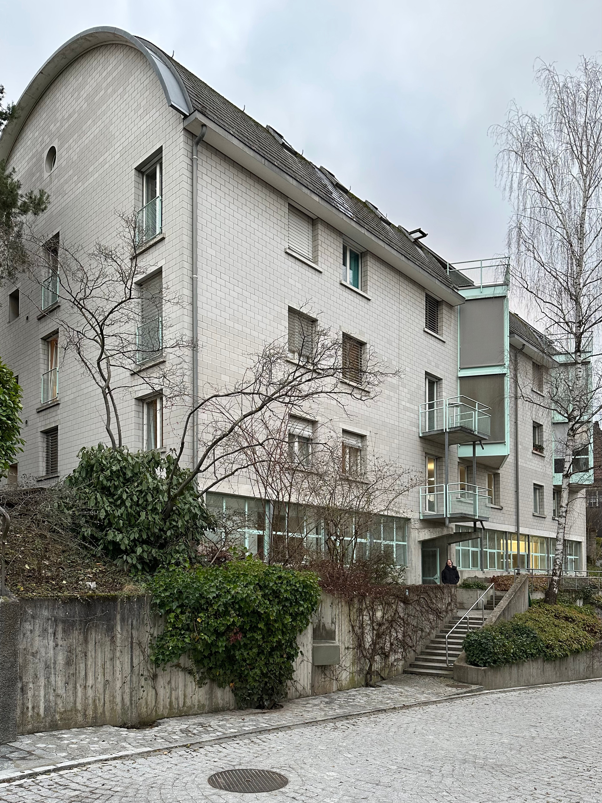 Das Haus am Russenweg 26 in Zürich wurde 1988 von Roland Gross gebaut.