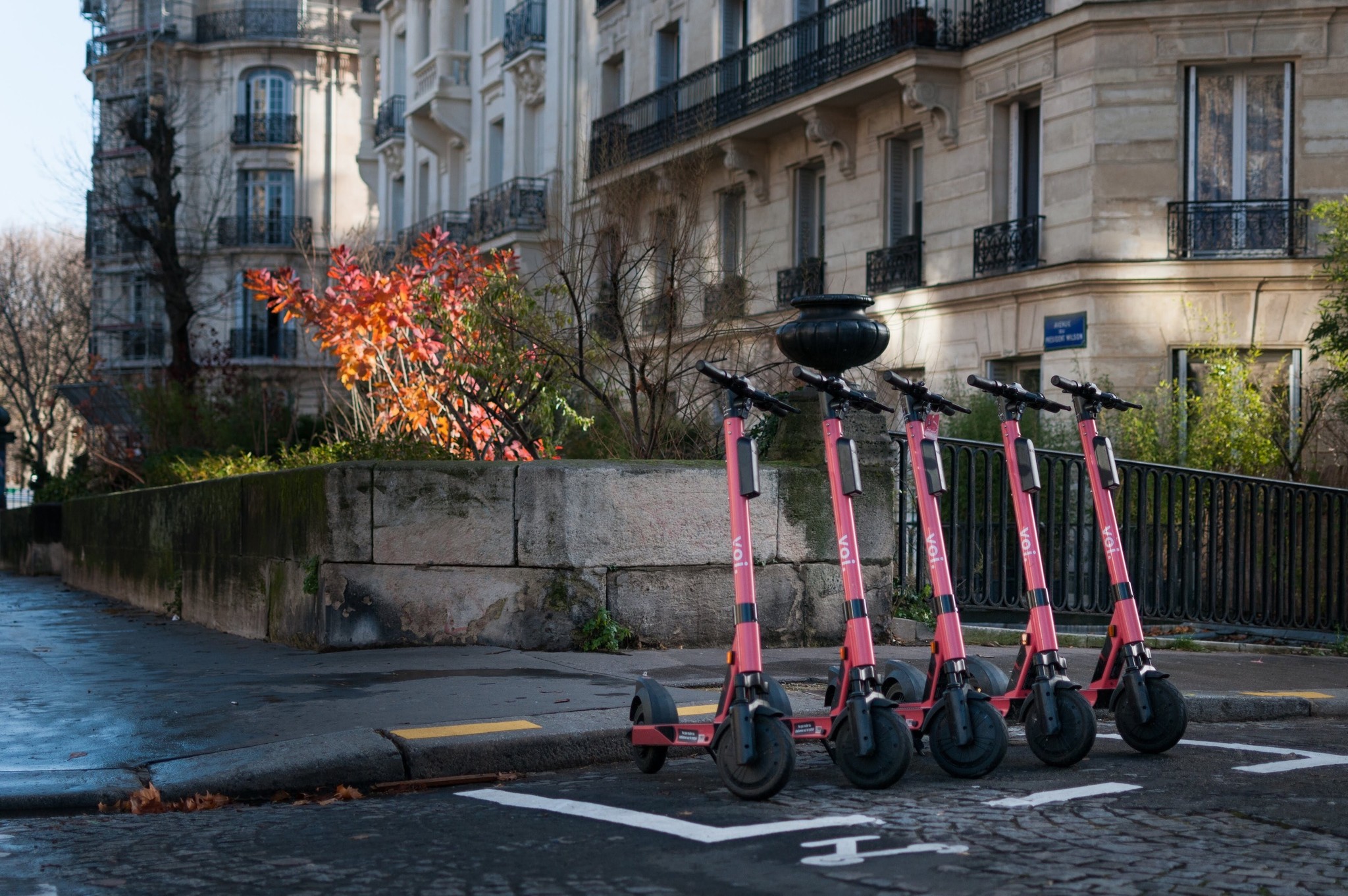 En septembre et en octobre 2023, les opérateurs parisiens de mobilité partagée ont enregistré au total un nombre de trajets sensiblement inférieur. Mais les données suggèrent que l’augmentation sur le segment des vélos en libre-service a compensé presque