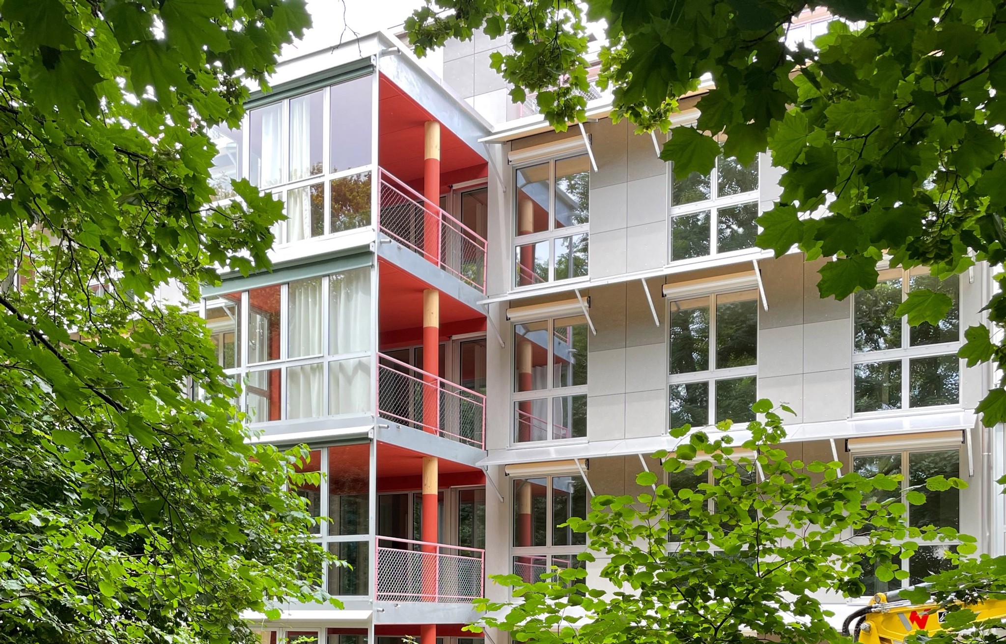 «Verglaste Gartenseite mit charaktervollen Verandatürmen»: Das Genossenschaftswohnhaus Triemli 4 von toblergmür.
