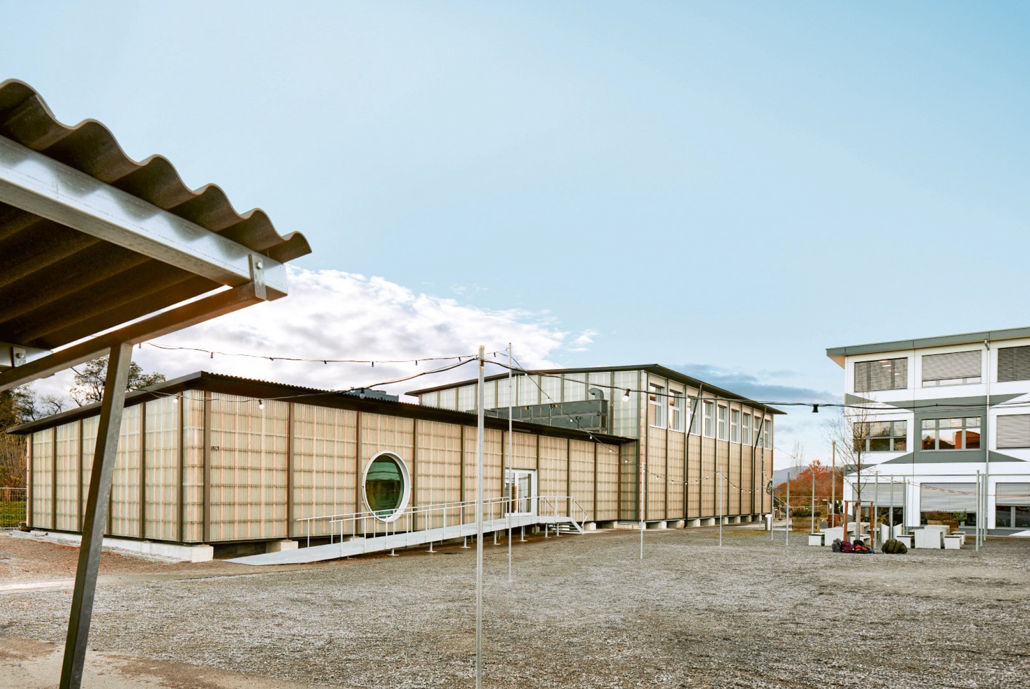 Provisorischer Sportbau für die Kantonsschule in Uetikon am See.