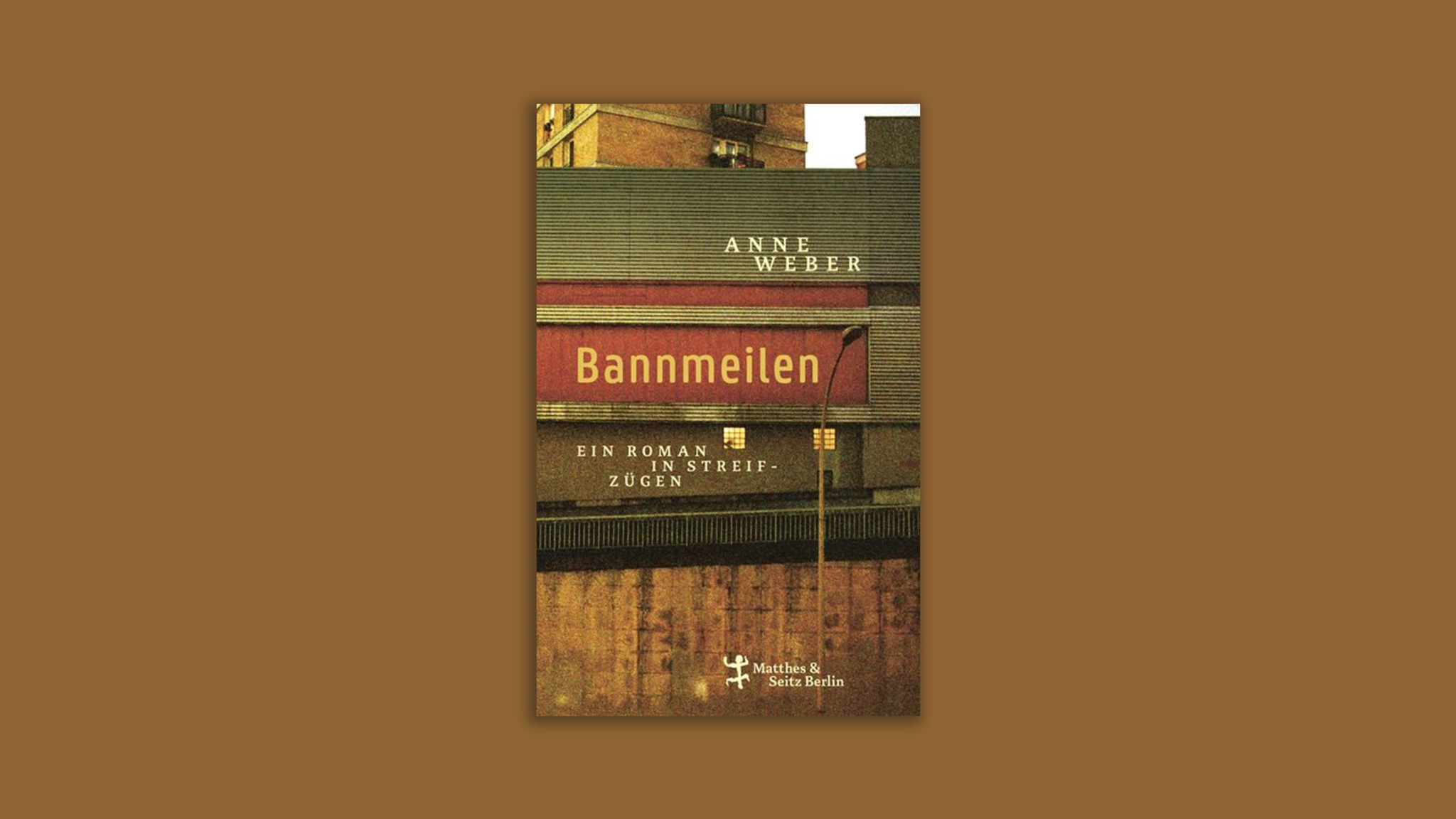 Der Roman hat keine Geschichte, keinen Anfang, kein Ende. Es ist wie die Pariser Banlieue neuf-trois: uferlos, schreibt der Stadtwanderer.
