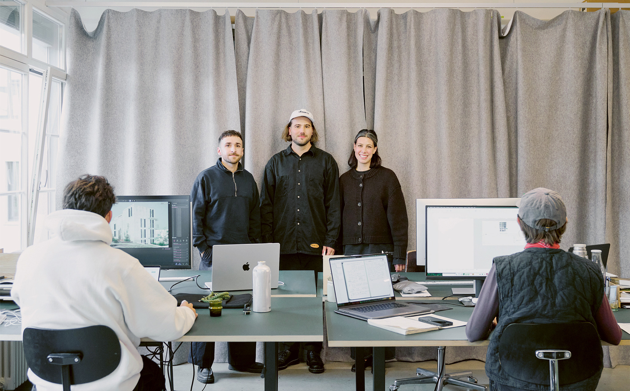 Die Partner*innen von Atelier NU – Yvo Corpataux, Michael Blaser und Jil Ehrat – in ihrem Studio in Zürich-West.