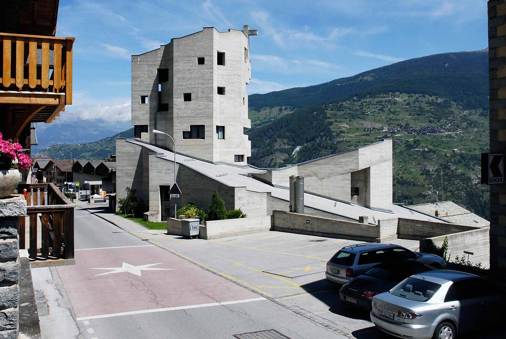 Die Kirche St-Nicolas in Hérémence wendet der Hauptstrasse den Rücken zu.